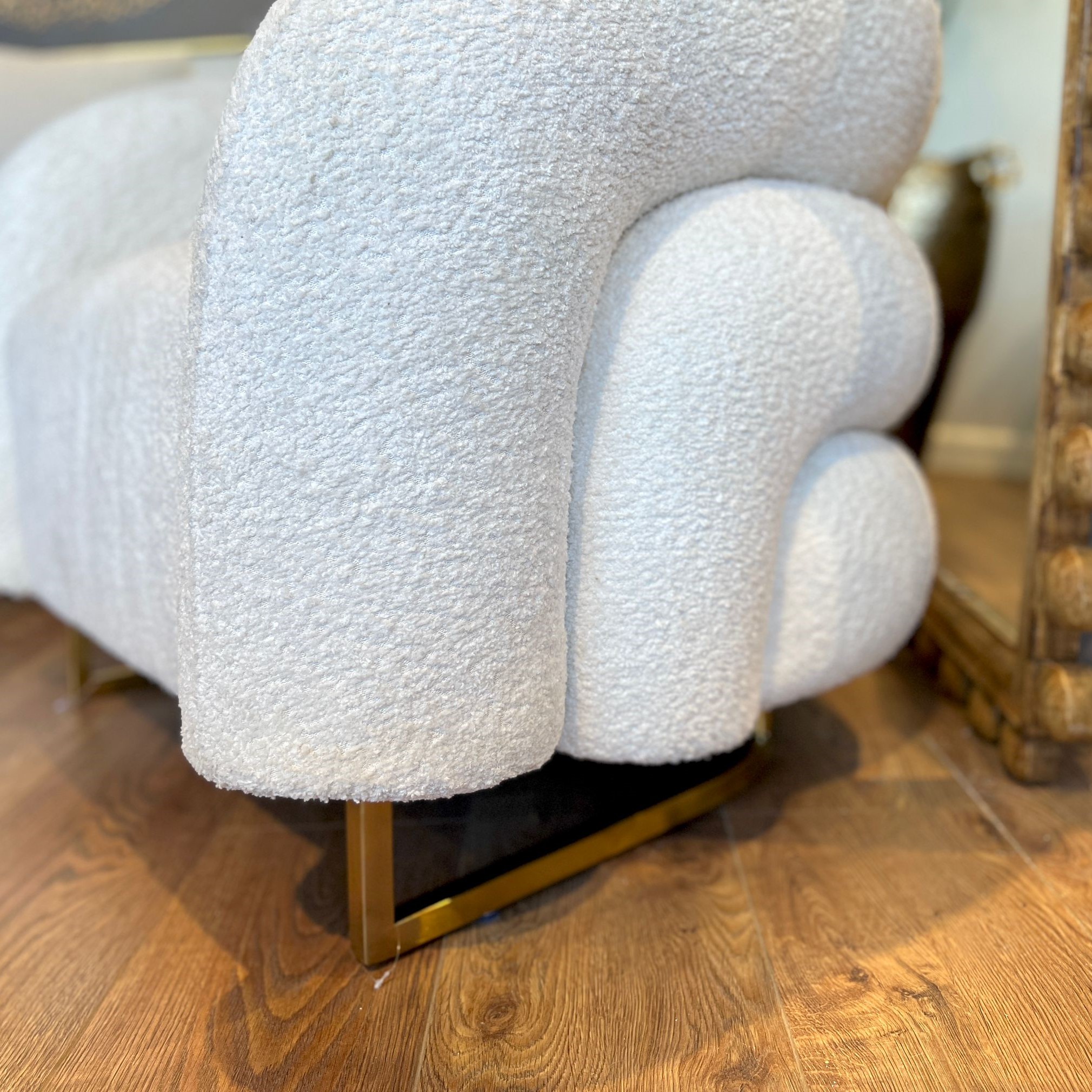 כורסא מודרנית בד בוקלה שמנת רגל זהב דגם בלה ויויאן כורסא מודרנית בד בוקלה שמנת רגל זהב דגם בלה ויויאן