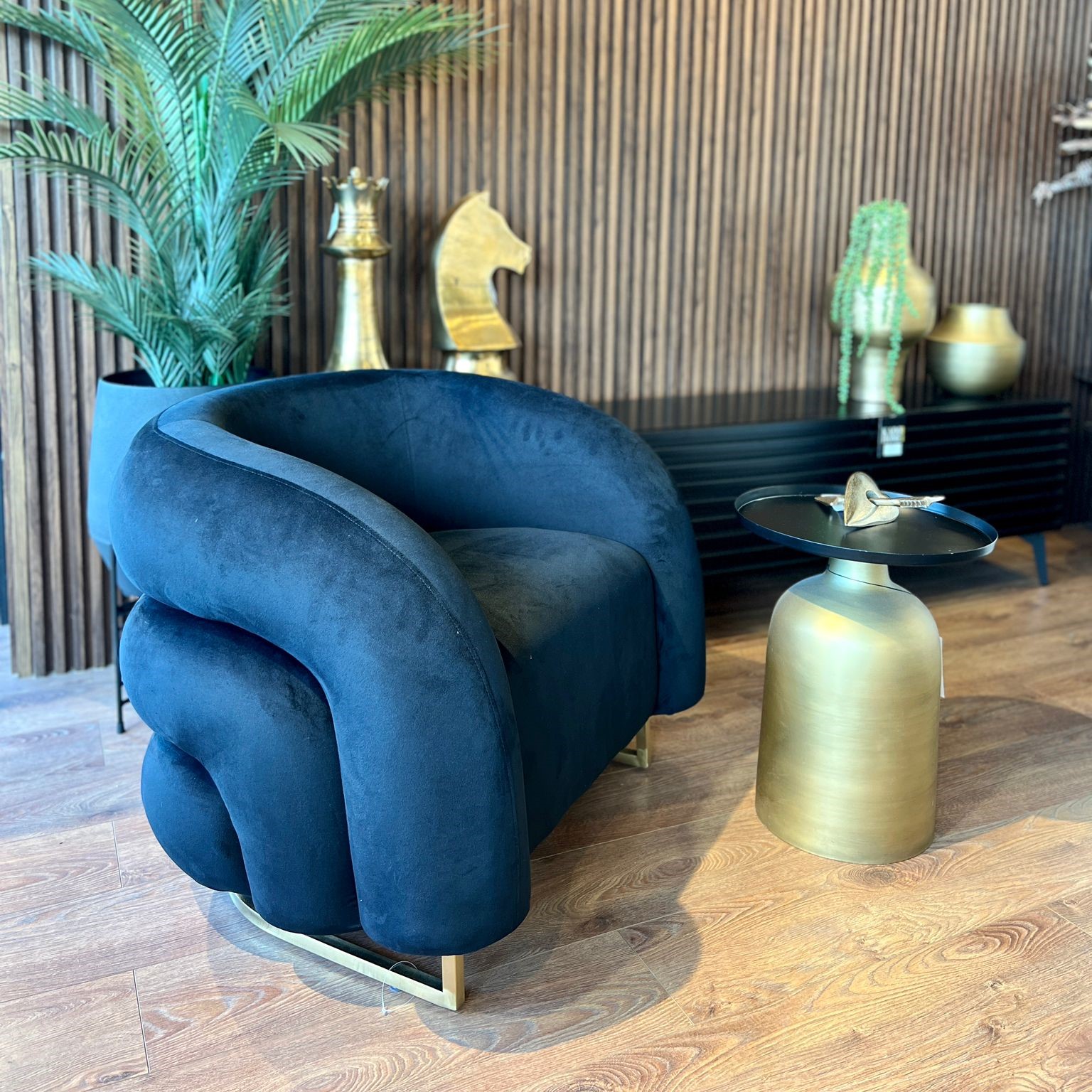 כורסא מודרנית בד קטיפה שחור רגל זהב דגם בלה ויויאן