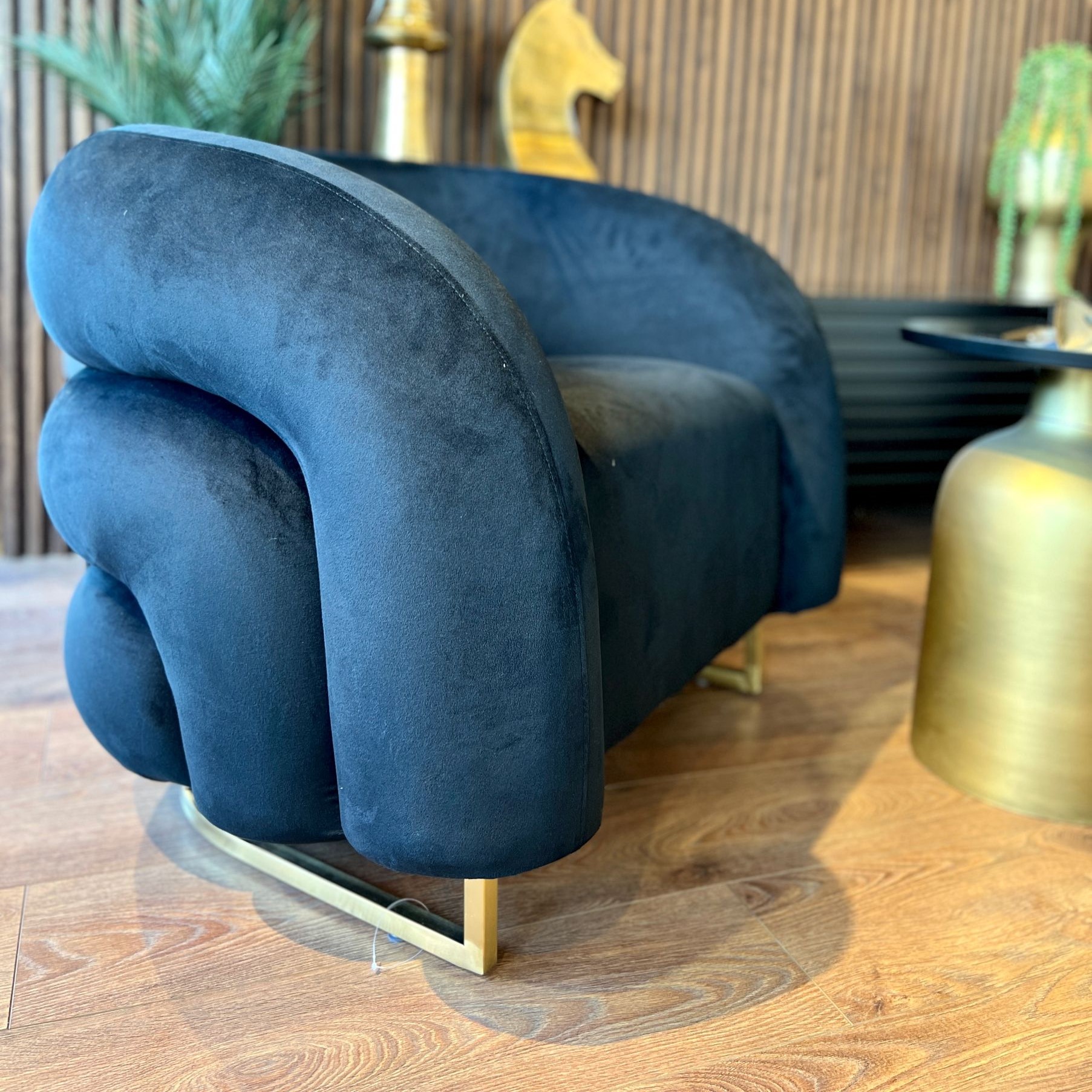 כורסא מודרנית בד קטיפה שחור רגל זהב דגם בלה ויויאן