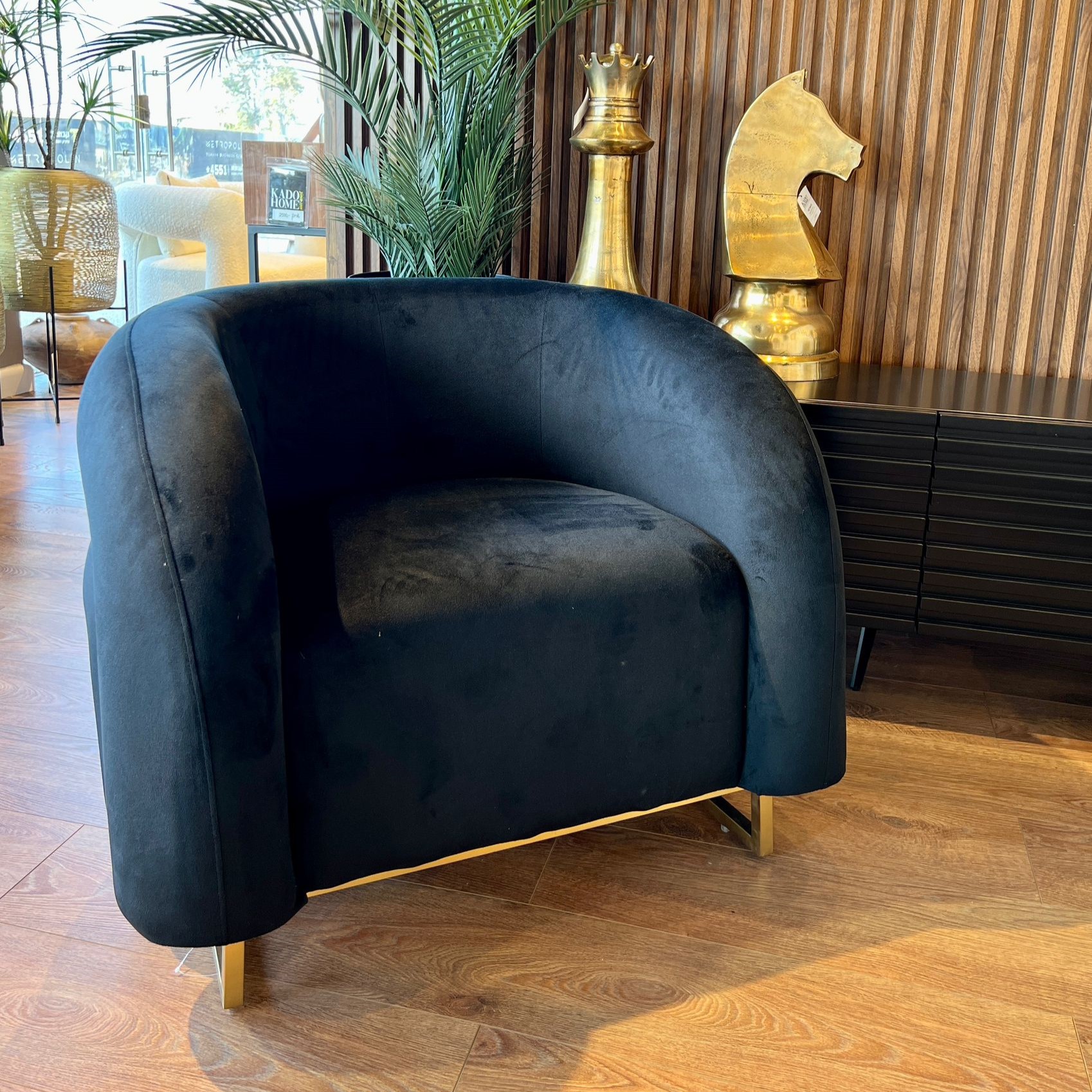 כורסא מודרנית בד קטיפה שחור רגל זהב דגם בלה ויויאן