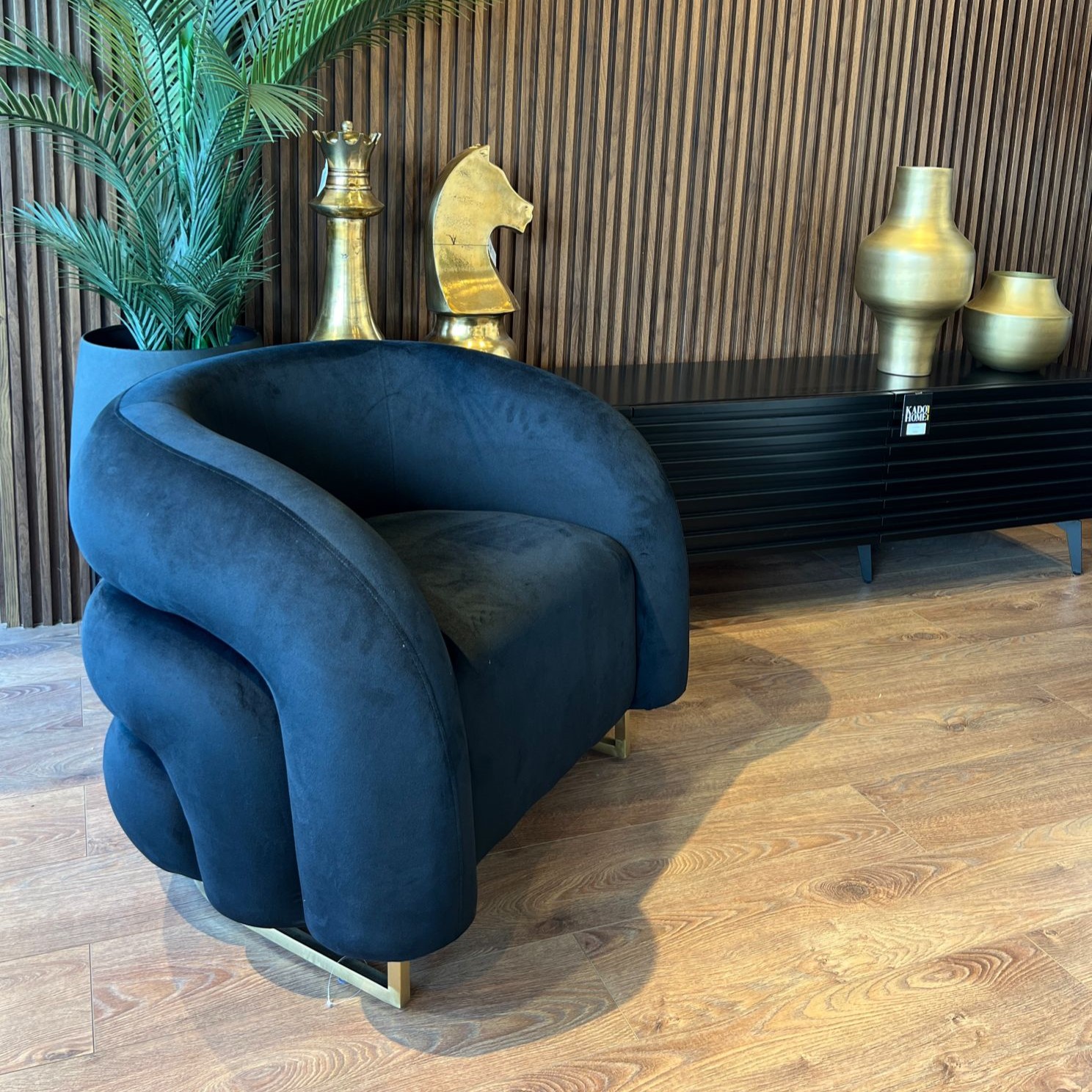 כורסא מודרנית בד קטיפה שחור רגל זהב דגם בלה ויויאן