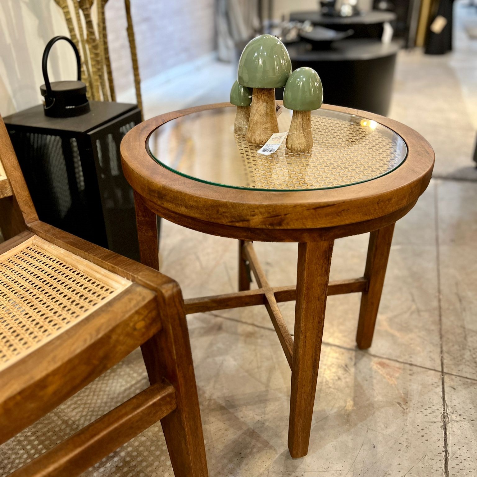 כורסא ושולחן צד בעיצוב כפרי כורסא ושולחן צד בעיצוב כפרי