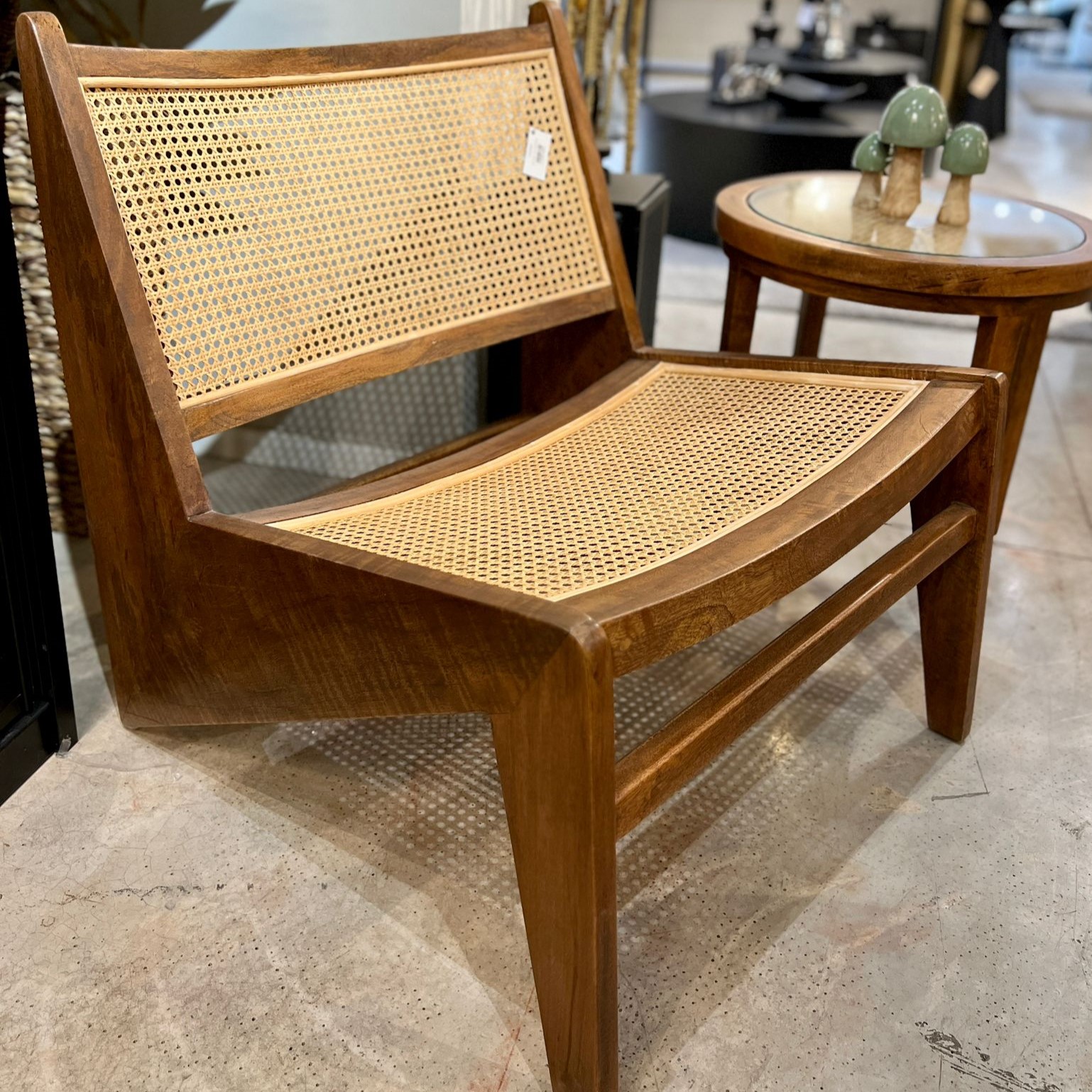 כורסא ושולחן צד בעיצוב כפרי כורסא ושולחן צד בעיצוב כפרי