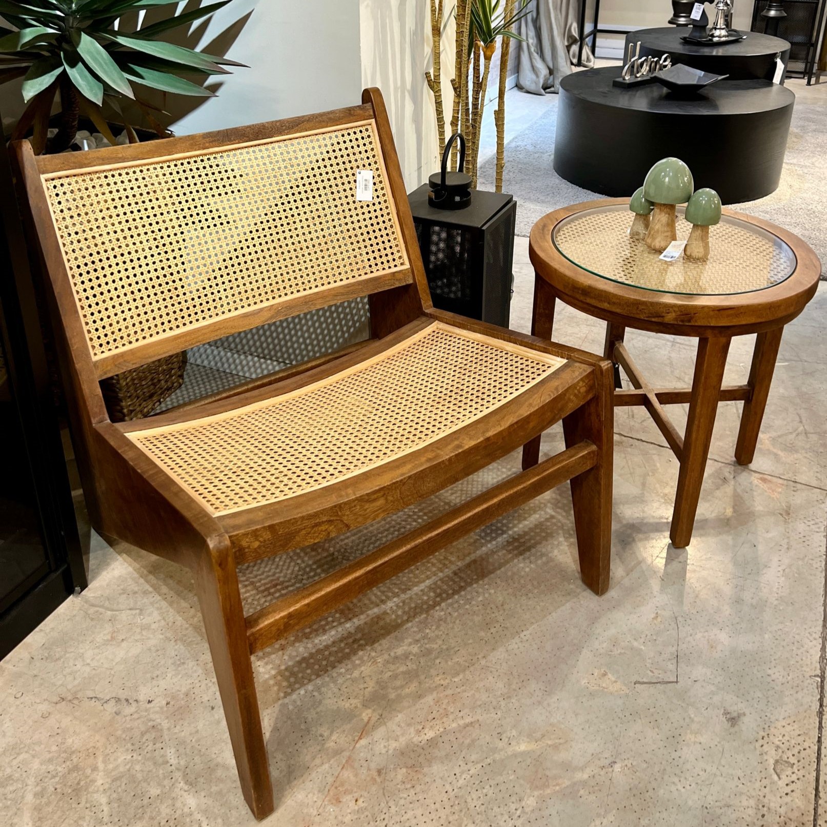 כורסא ושולחן צד בעיצוב כפרי כורסא ושולחן צד בעיצוב כפרי