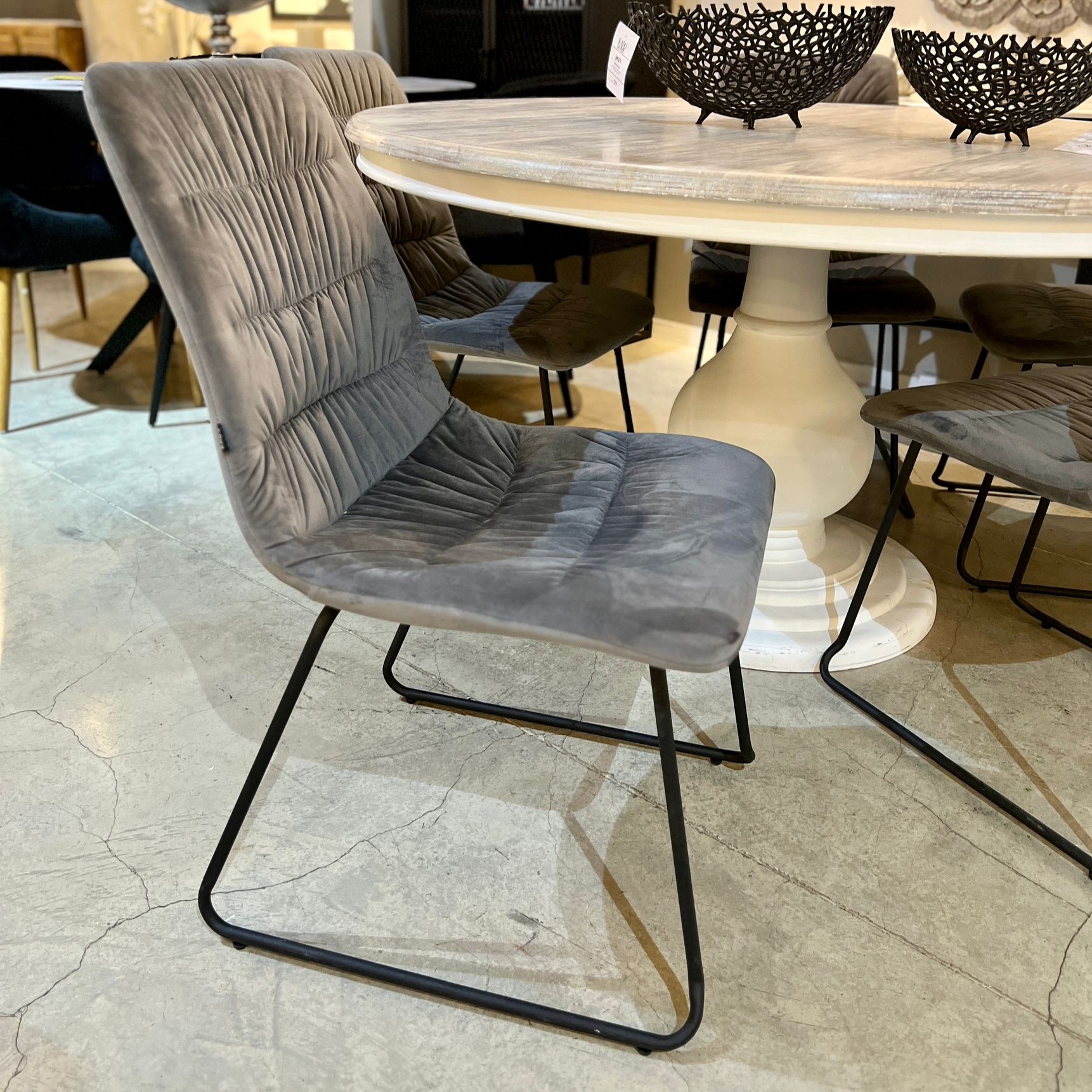 כיסא פינת אוכל מעוצב קטיפה אפור דגם גאיה כיסא פינת אוכל מעוצב קטיפה אפור דגם גאיה