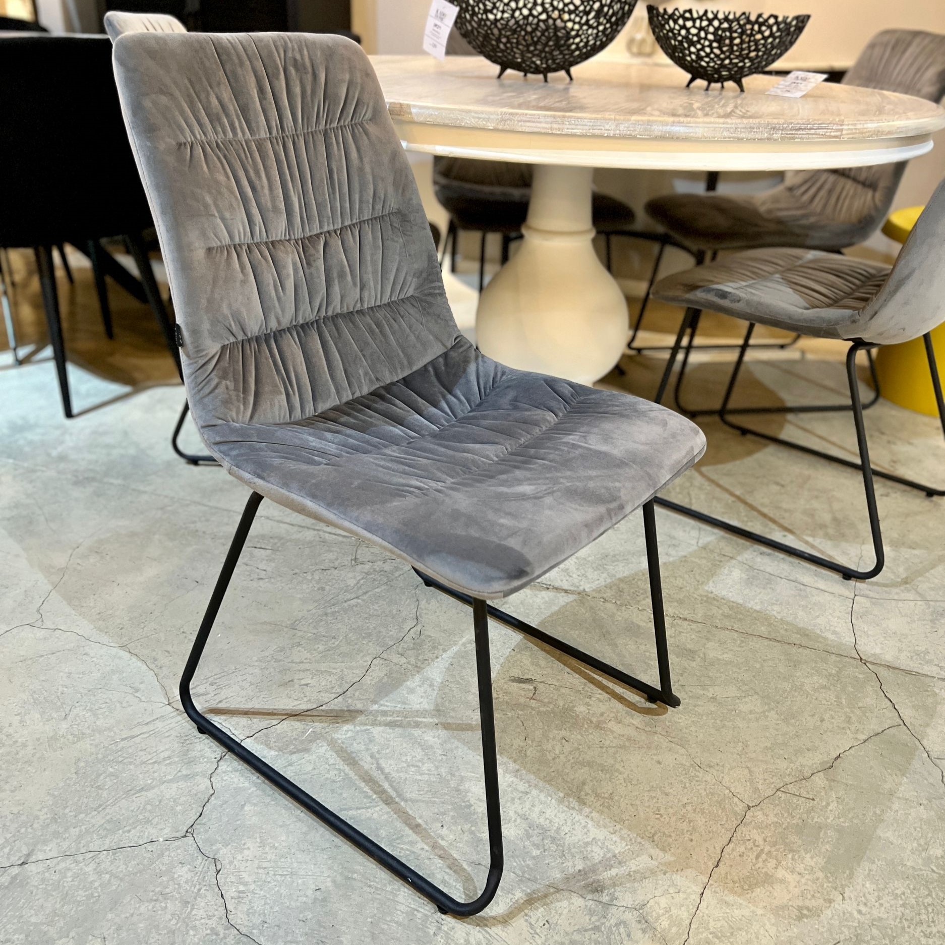 כיסא פינת אוכל מעוצב קטיפה אפור דגם גאיה כיסא פינת אוכל מעוצב קטיפה אפור דגם גאיה