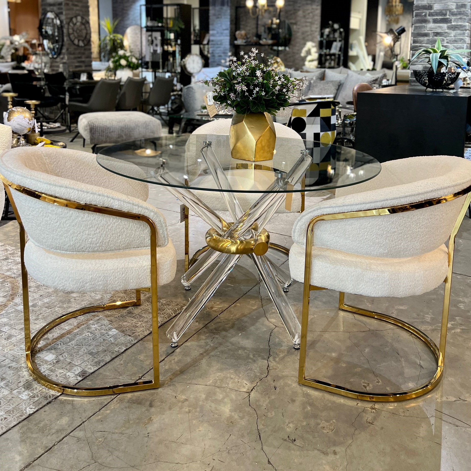 כיסא דגם ויויאן בוקלה שמנת