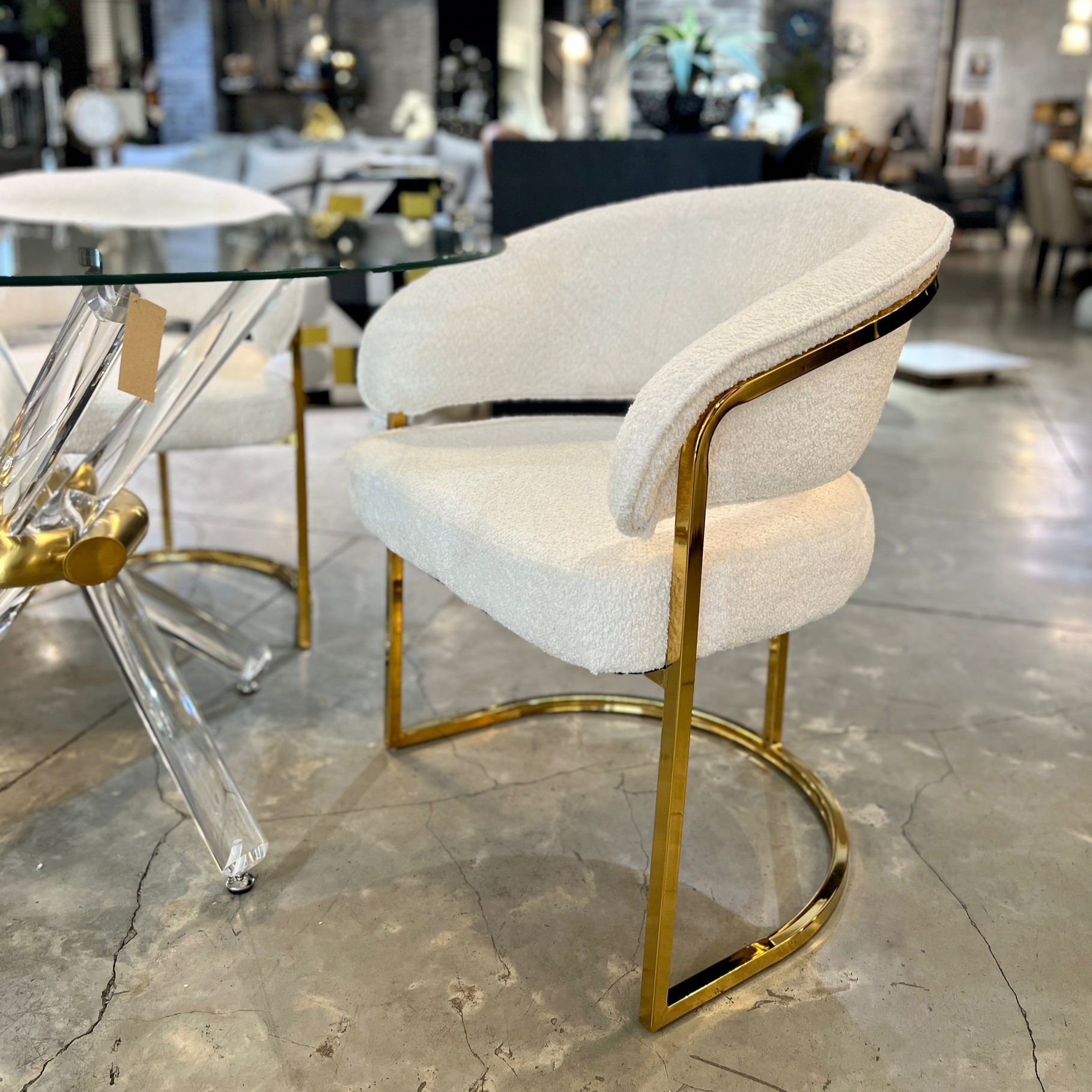 כיסא דגם ויויאן בוקלה שמנת