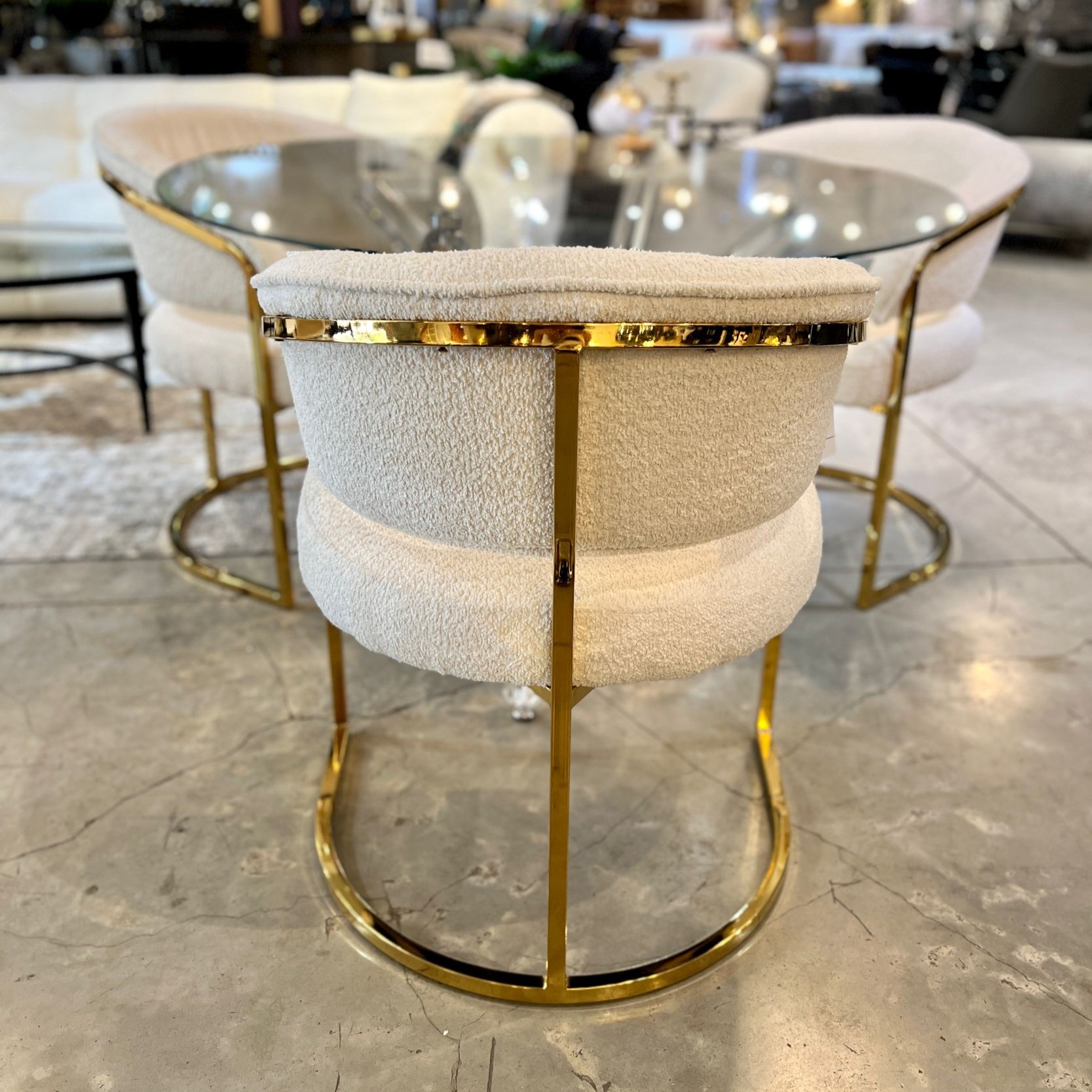 כיסא דגם ויויאן בוקלה שמנת