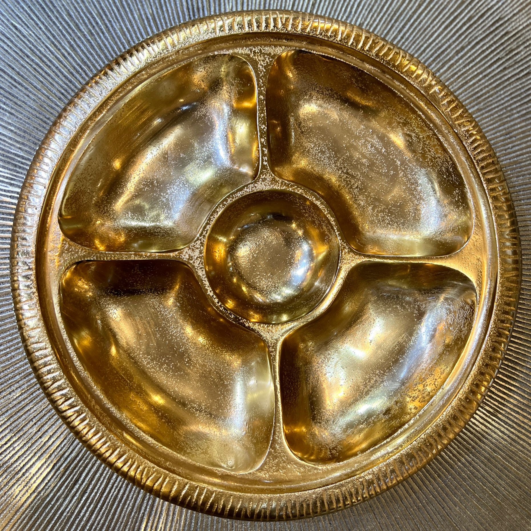 מגש עגול מחולק ל5 מתכת זהב