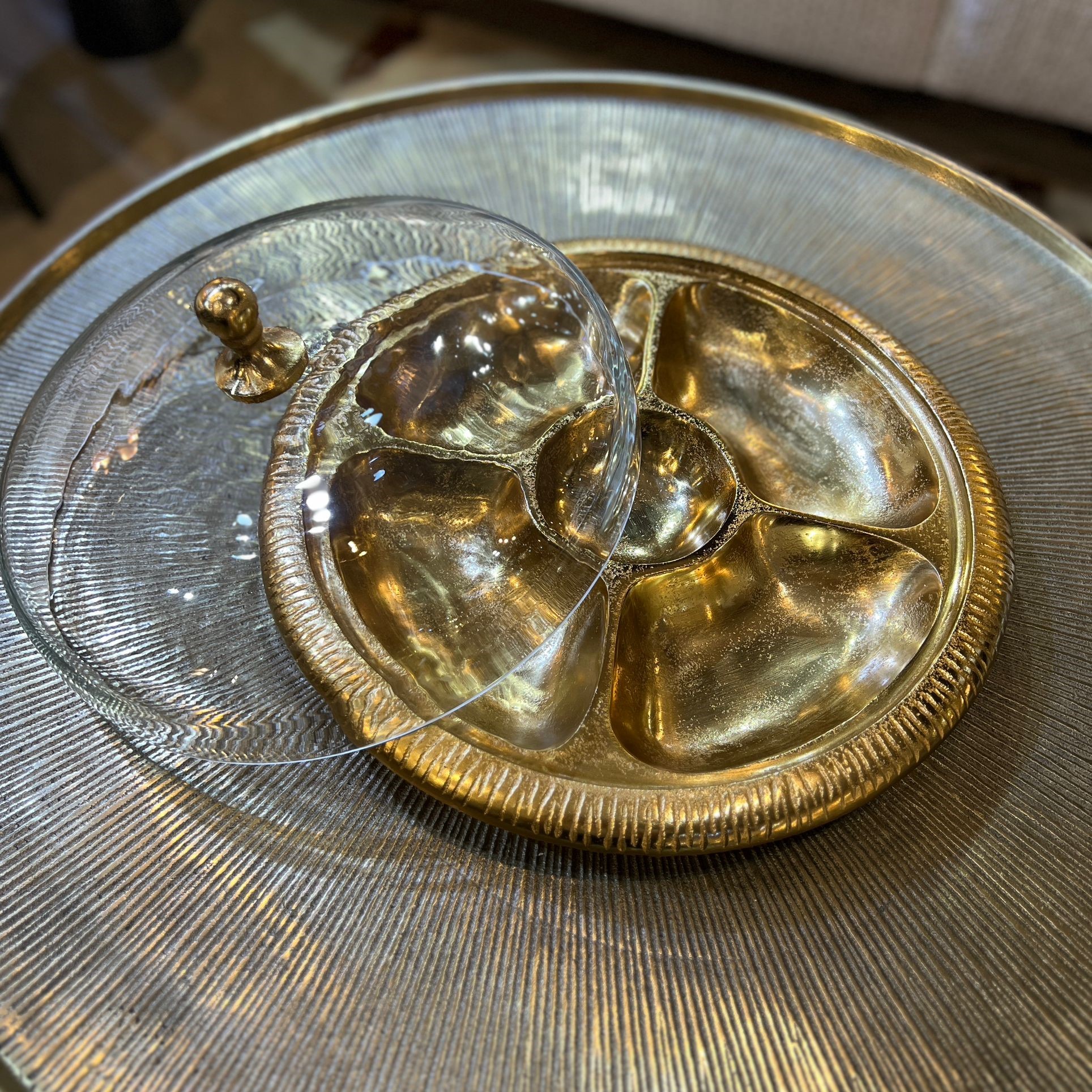 מגש עגול מחולק ל5 מתכת זהב