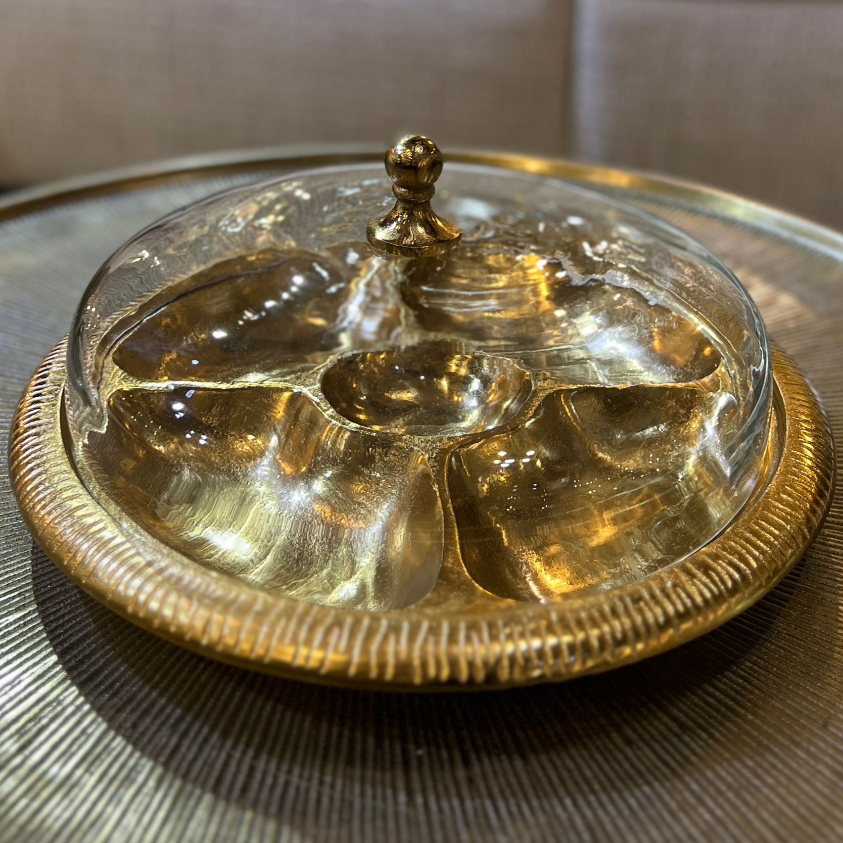 מגש עגול מחולק ל5 מתכת זהב