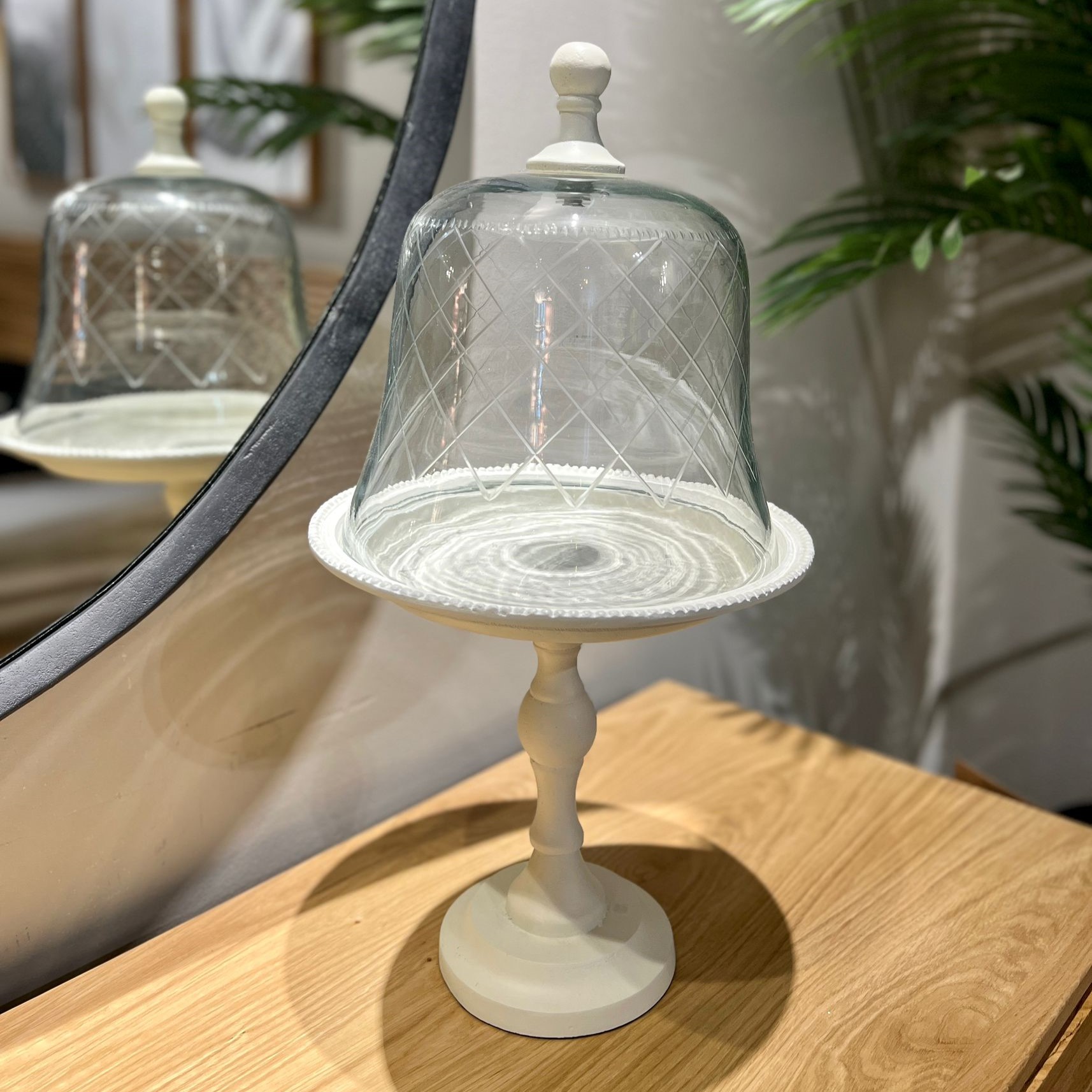 מגש עגול מתכת לבנה פעמון זכוכית פלדינוקס מגש עגול מתכת לבנה פעמון זכוכית פלדינוקס