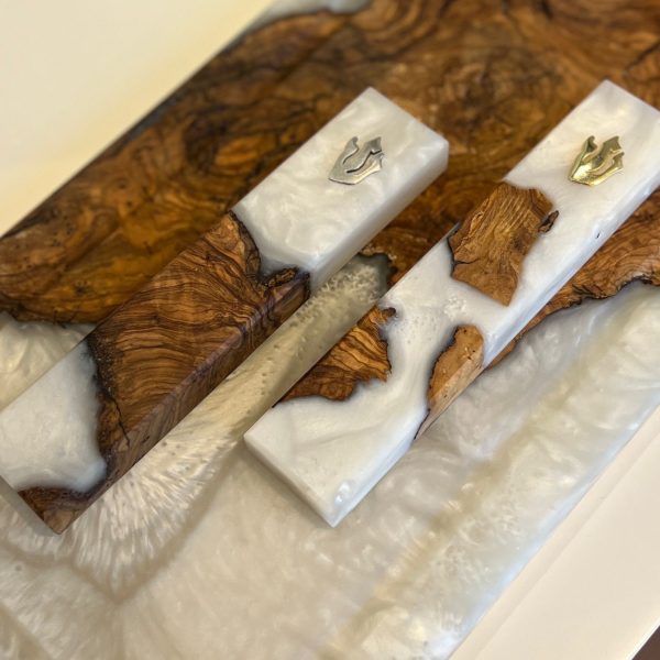 מזוזה אפוקסי בהיר בשילוב עץ זית