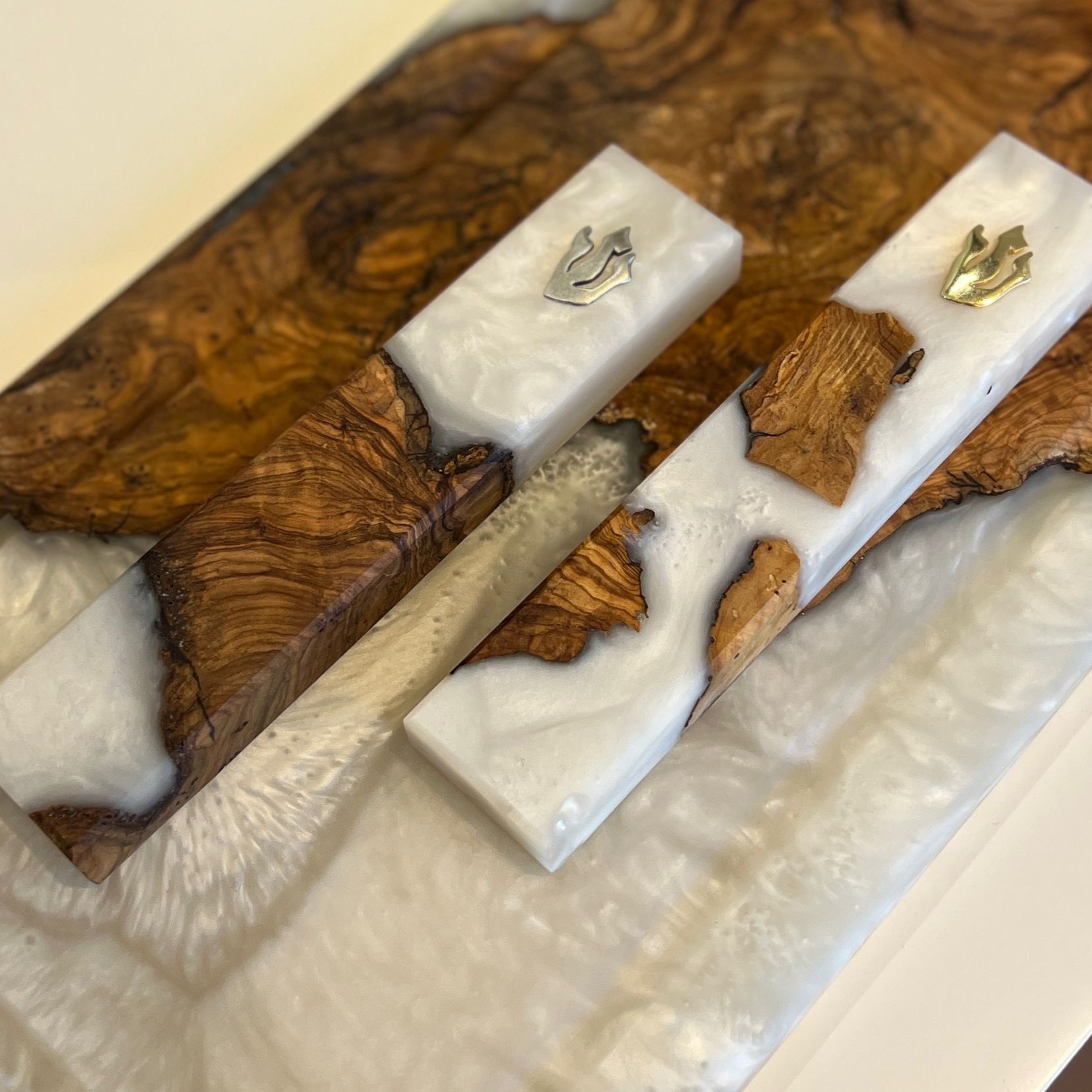 מזוזה אפוקסי בהיר בשילוב עץ זית