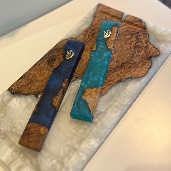 מזוזה אפוקסי בשילוב עץ זית תכלתכחול