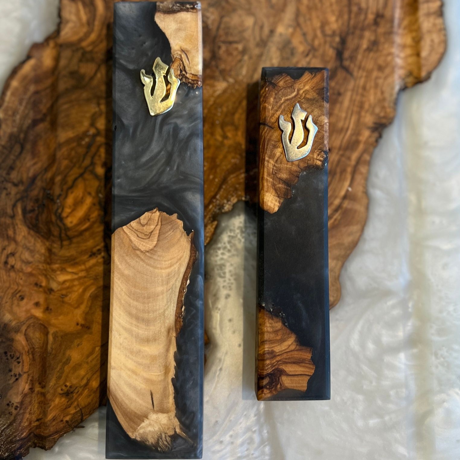 מזוזה אפוקסי שחור בשילוב עץ זית