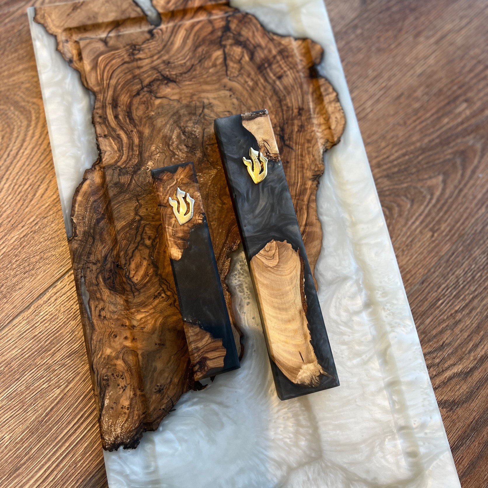 מזוזה אפוקסי שחור בשילוב עץ זית