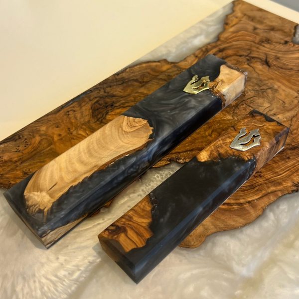 מזוזה אפוקסי שחור בשילוב עץ זית