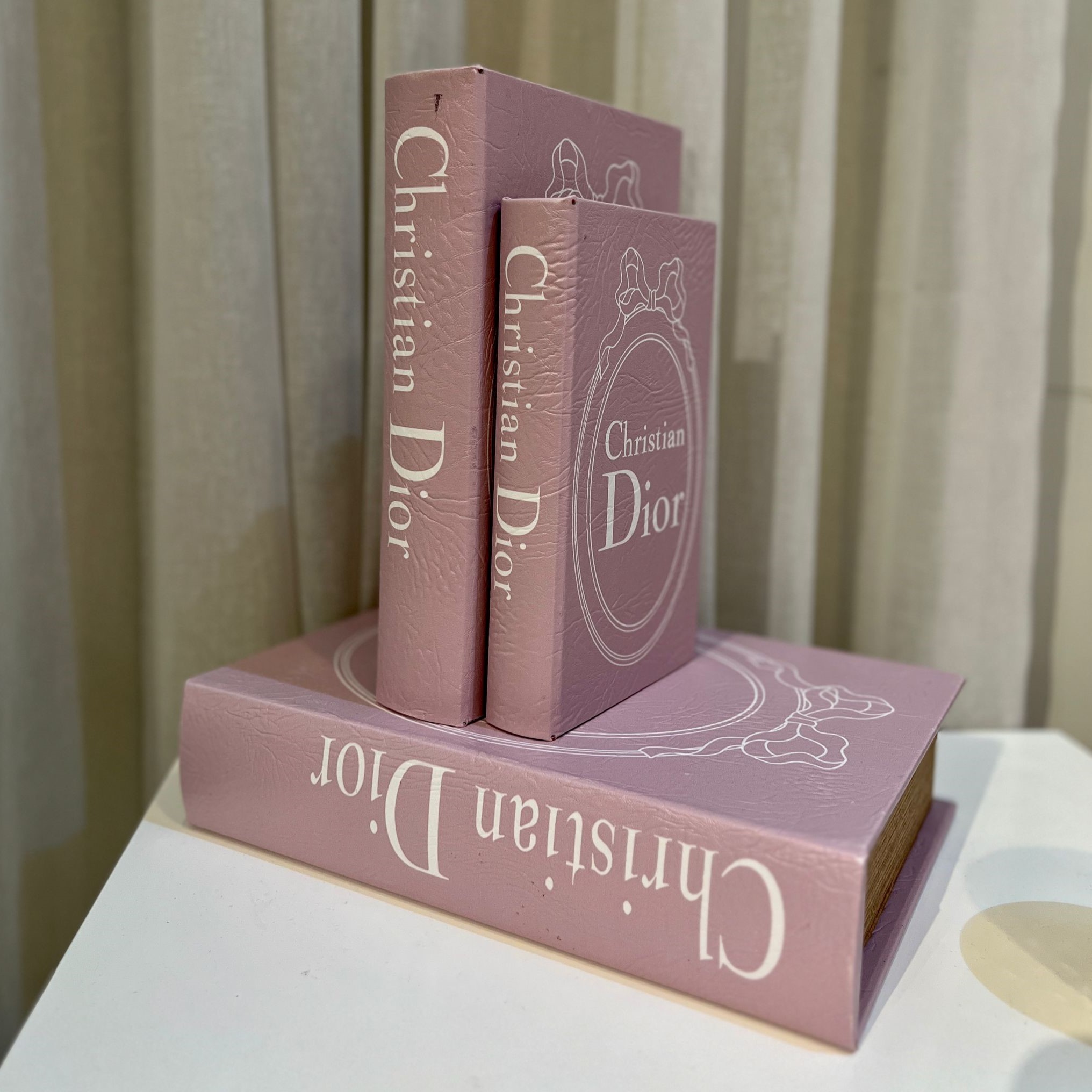 פסל ספר ורוד פודרה