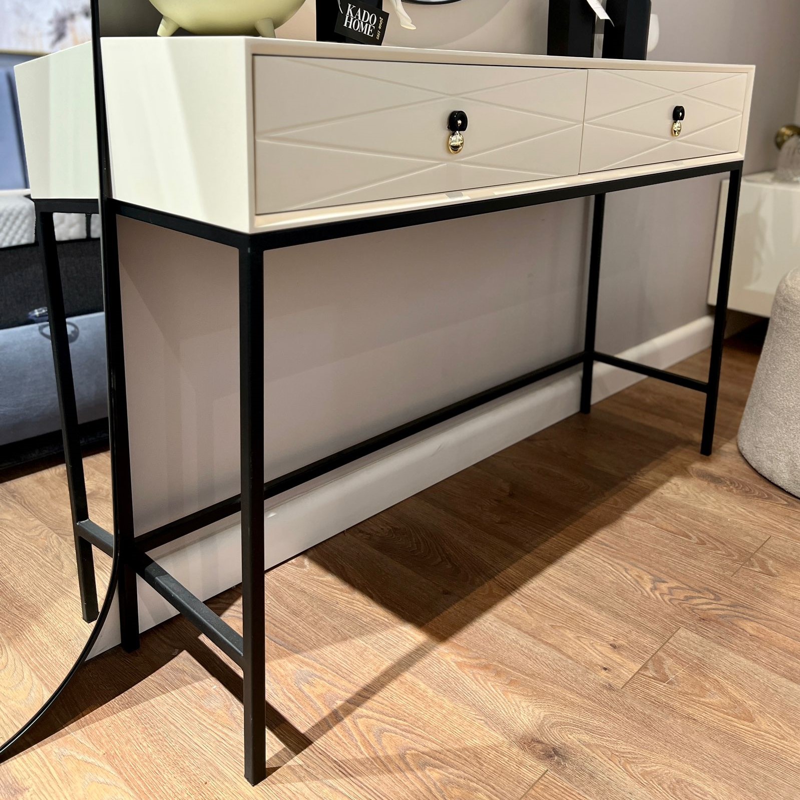 קונסולה דגם חריטה קונסולה דגם חריטה