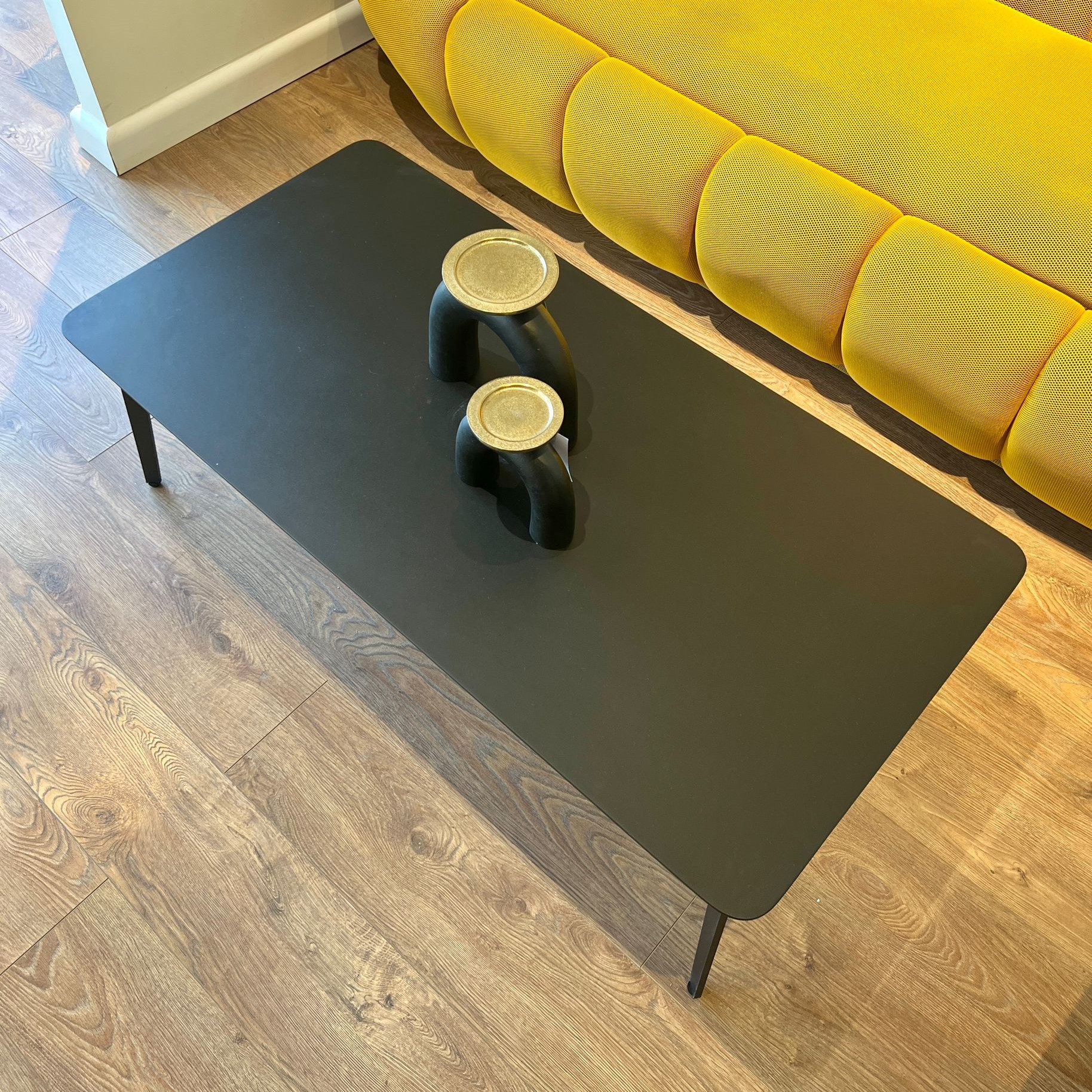 שולחן מלבני שחור חלק שולחן מלבני שחור חלק