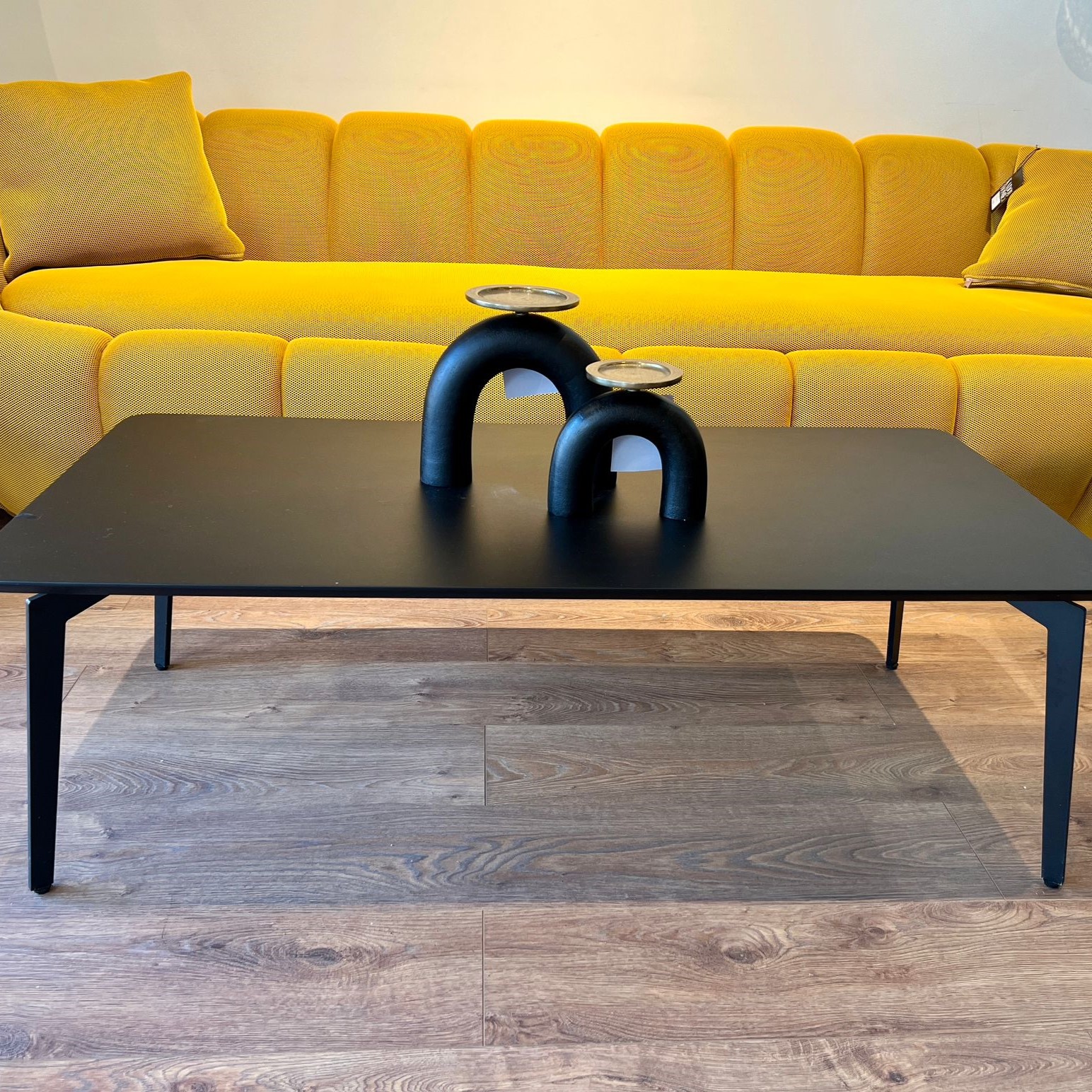 שולחן מלבני שחור חלק שולחן מלבני שחור חלק