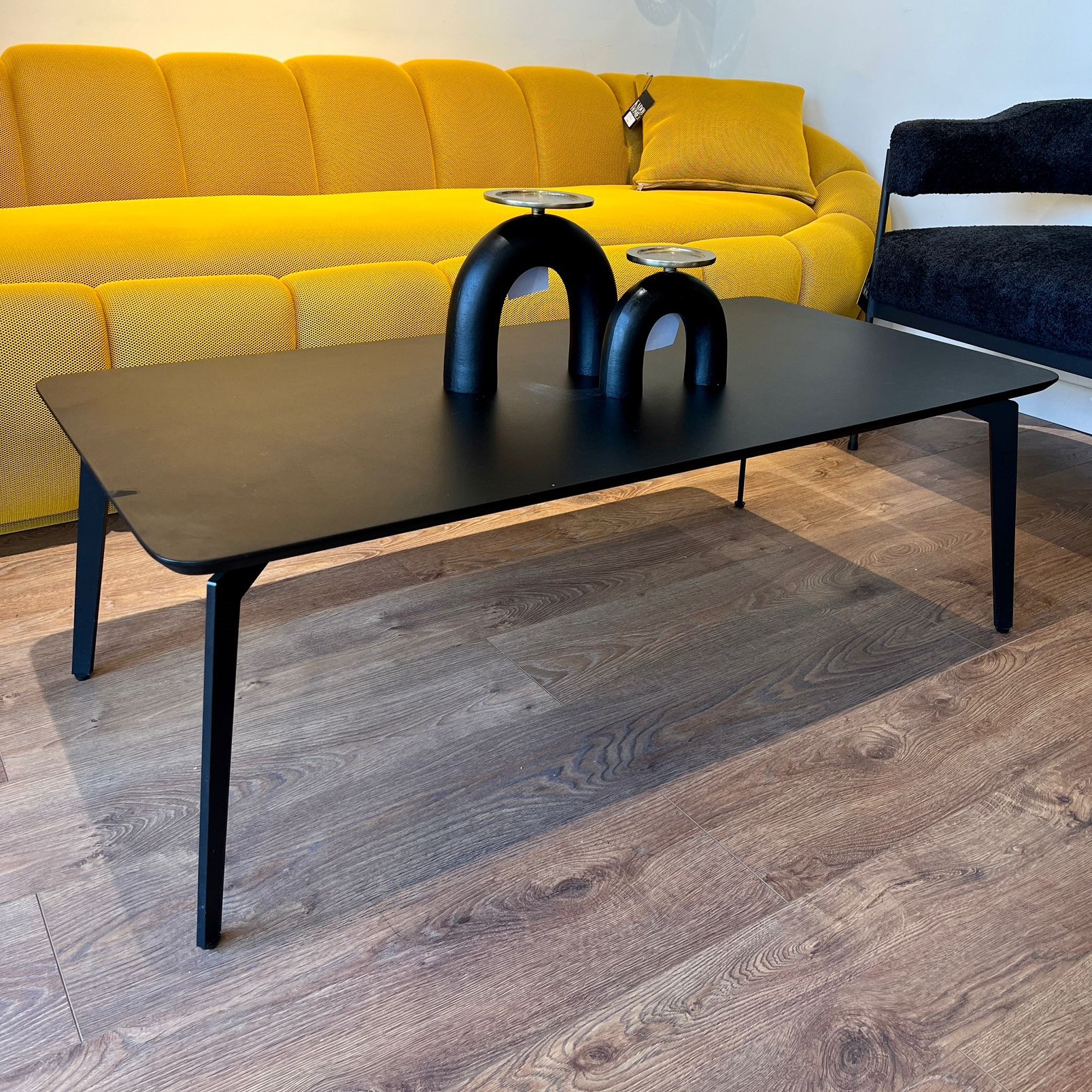 שולחן מלבני שחור חלק שולחן מלבני שחור חלק