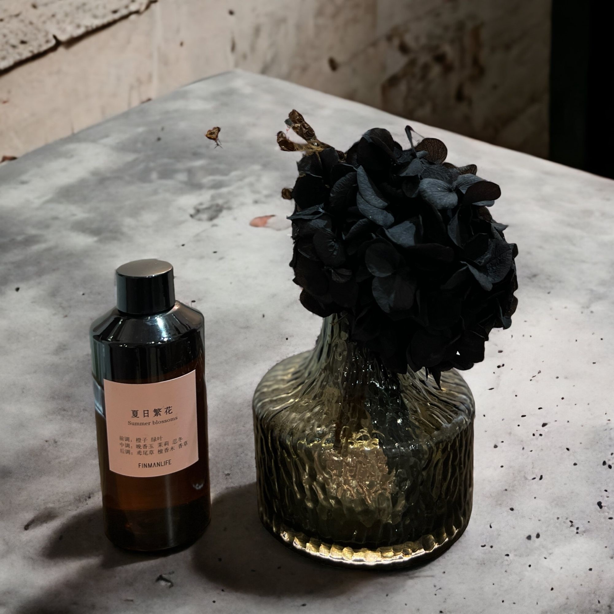 בקבוק מפיץ ריח פרחים שחורים דגם איקו בקבוק מפיץ ריח פרחים שחורים דגם איקו