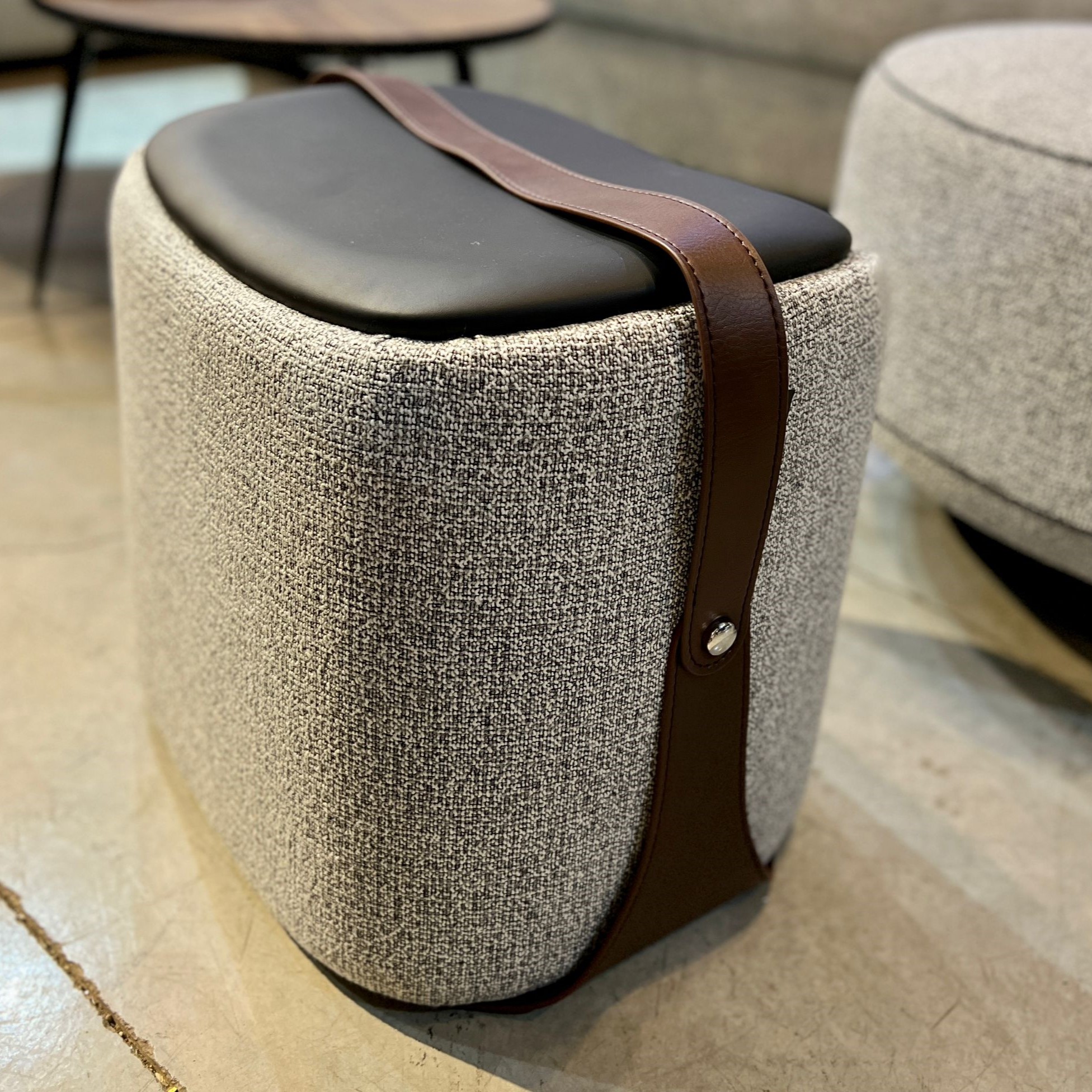 הדום רולקס דגם קימי ידית ומושב שחור אריג שחור לבן הדום רולקס דגם קימי ידית ומושב שחור אריג שחור לבן