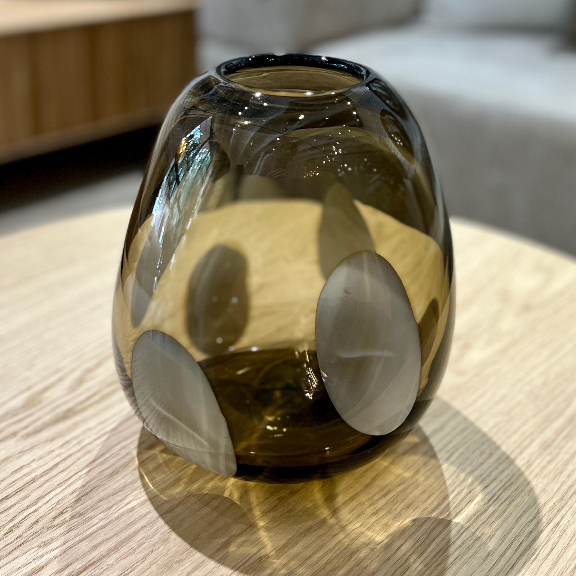 כד זכוכית שקופה חומה אסימטרית כתמים לבנים גדול דגם איקו