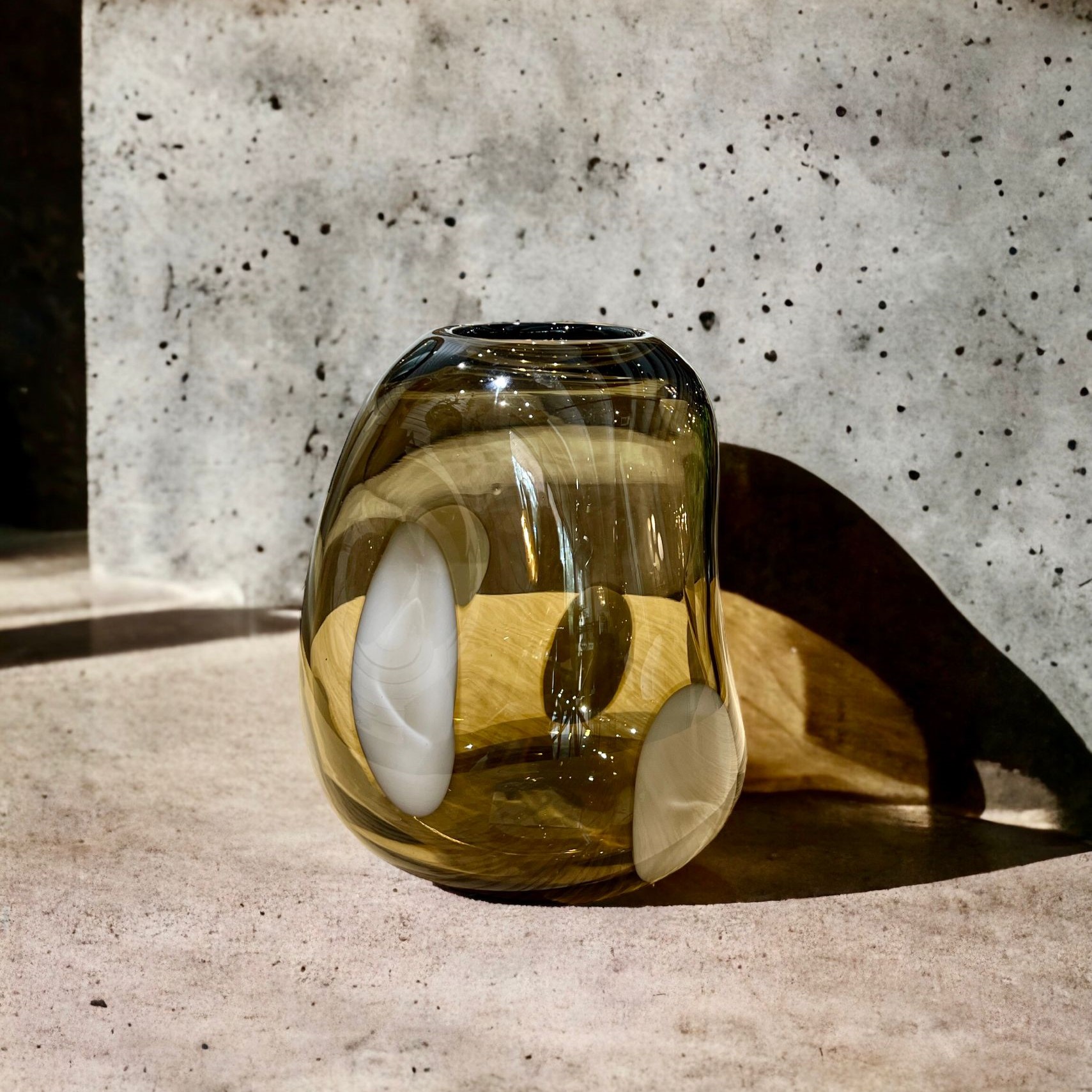 כד זכוכית שקופה חומה אסימטרית כתמים לבנים גדול דגם איקו