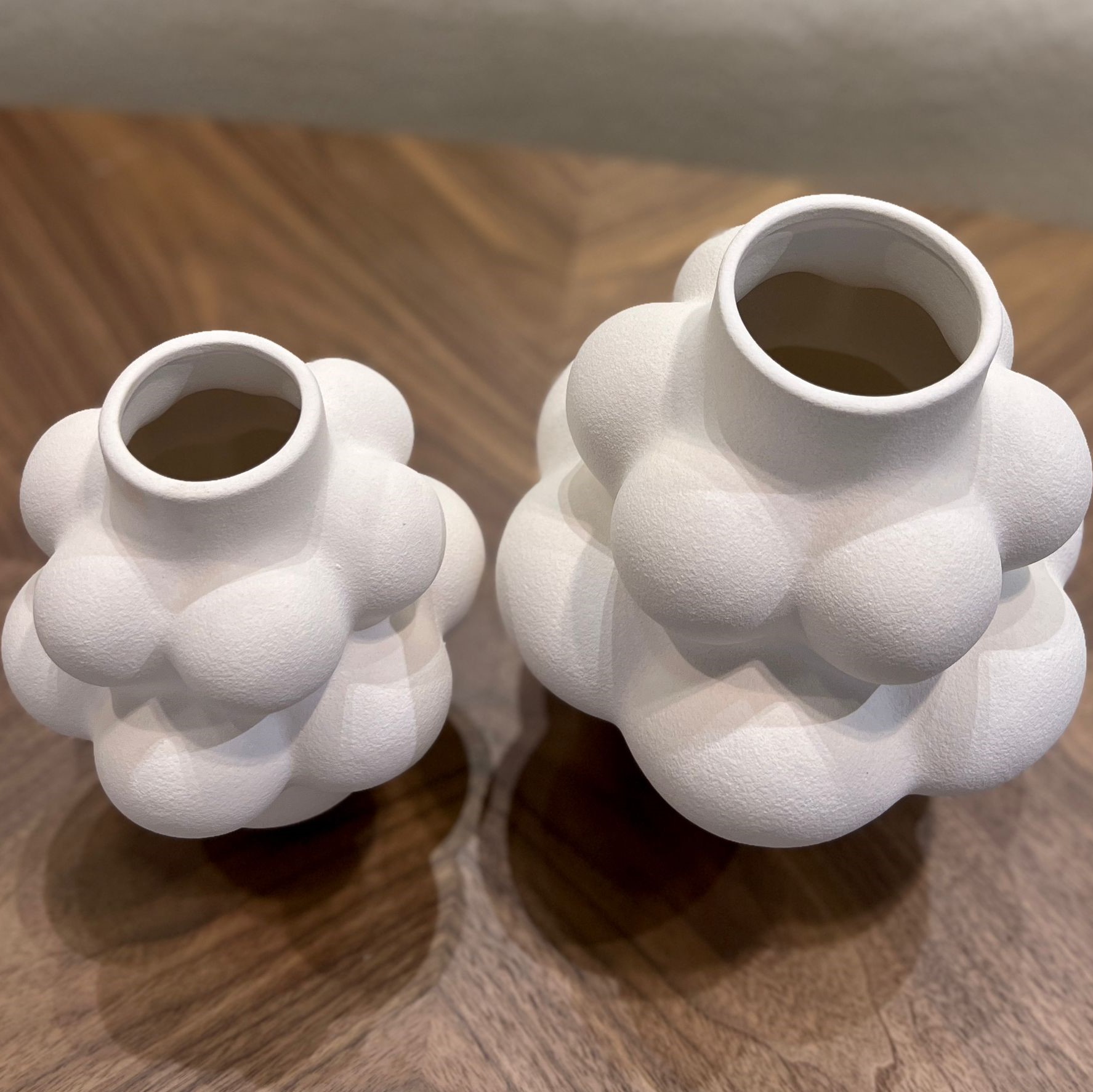 כד קרמיקה לבן בליטות עגול דגם איקו כד קרמיקה לבן בליטות עגול דגם איקו