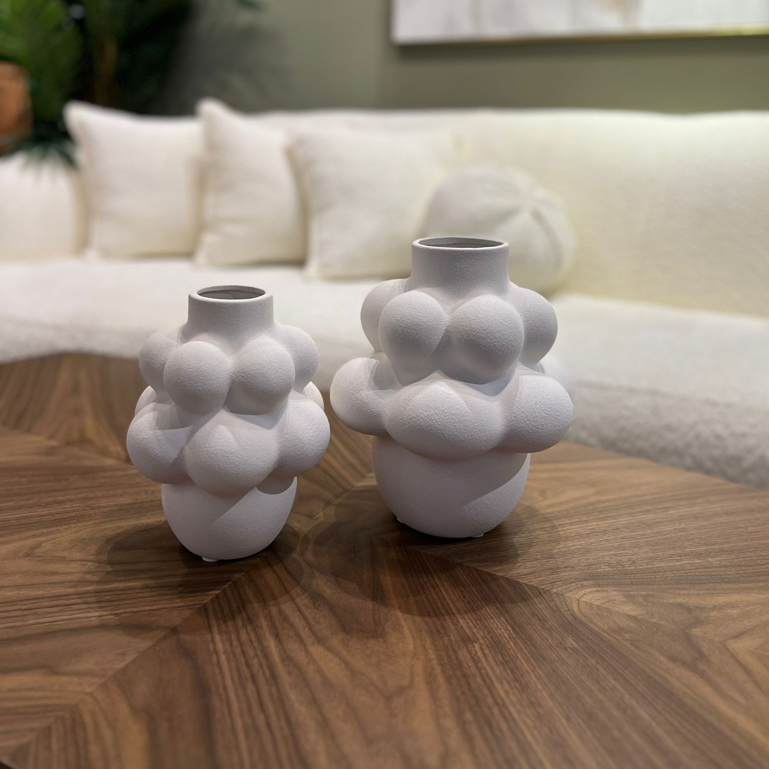 כד קרמיקה לבן בליטות עגול דגם איקו כד קרמיקה לבן בליטות עגול דגם איקו