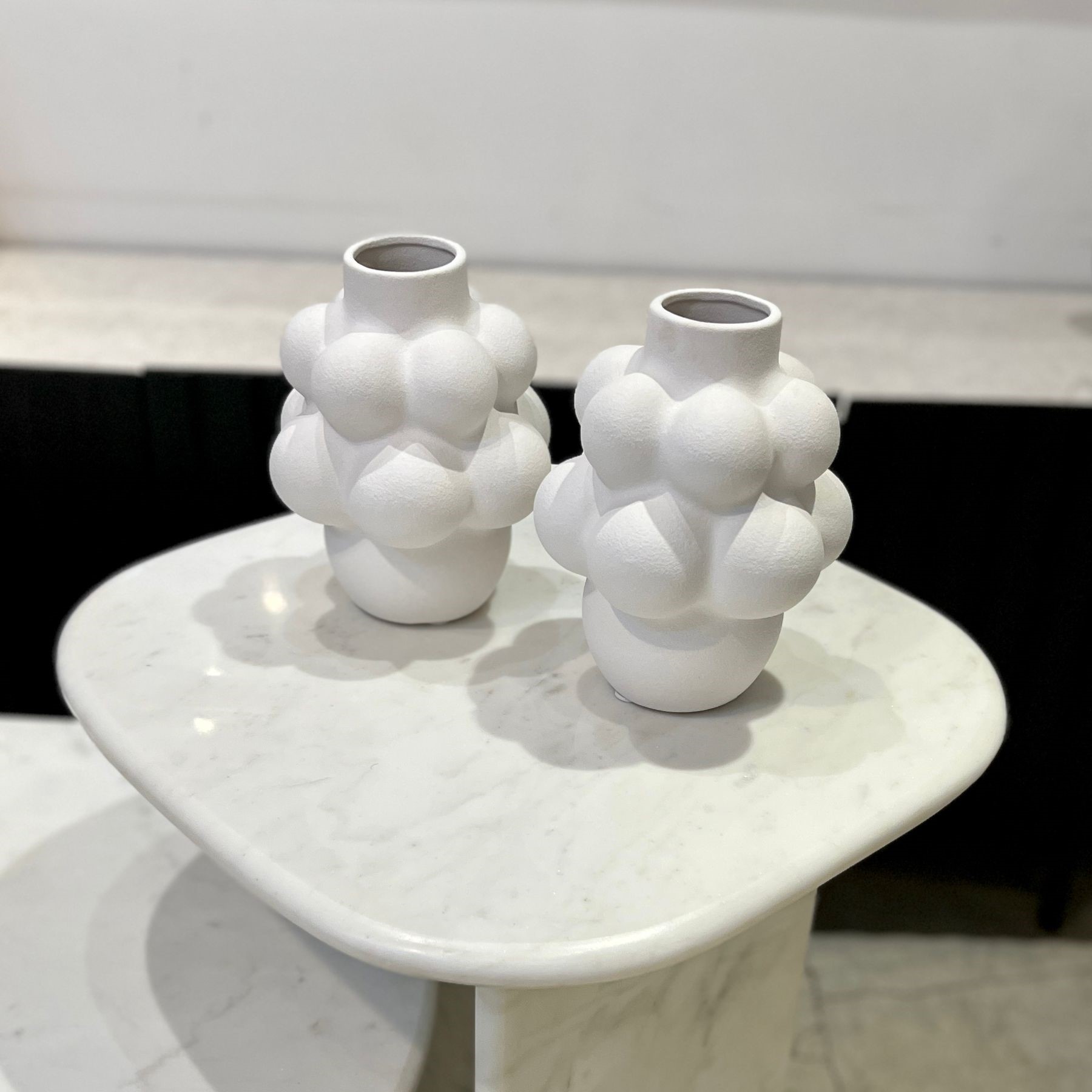 כד קרמיקה לבן בליטות עגול דגם איקו כד קרמיקה לבן בליטות עגול דגם איקו