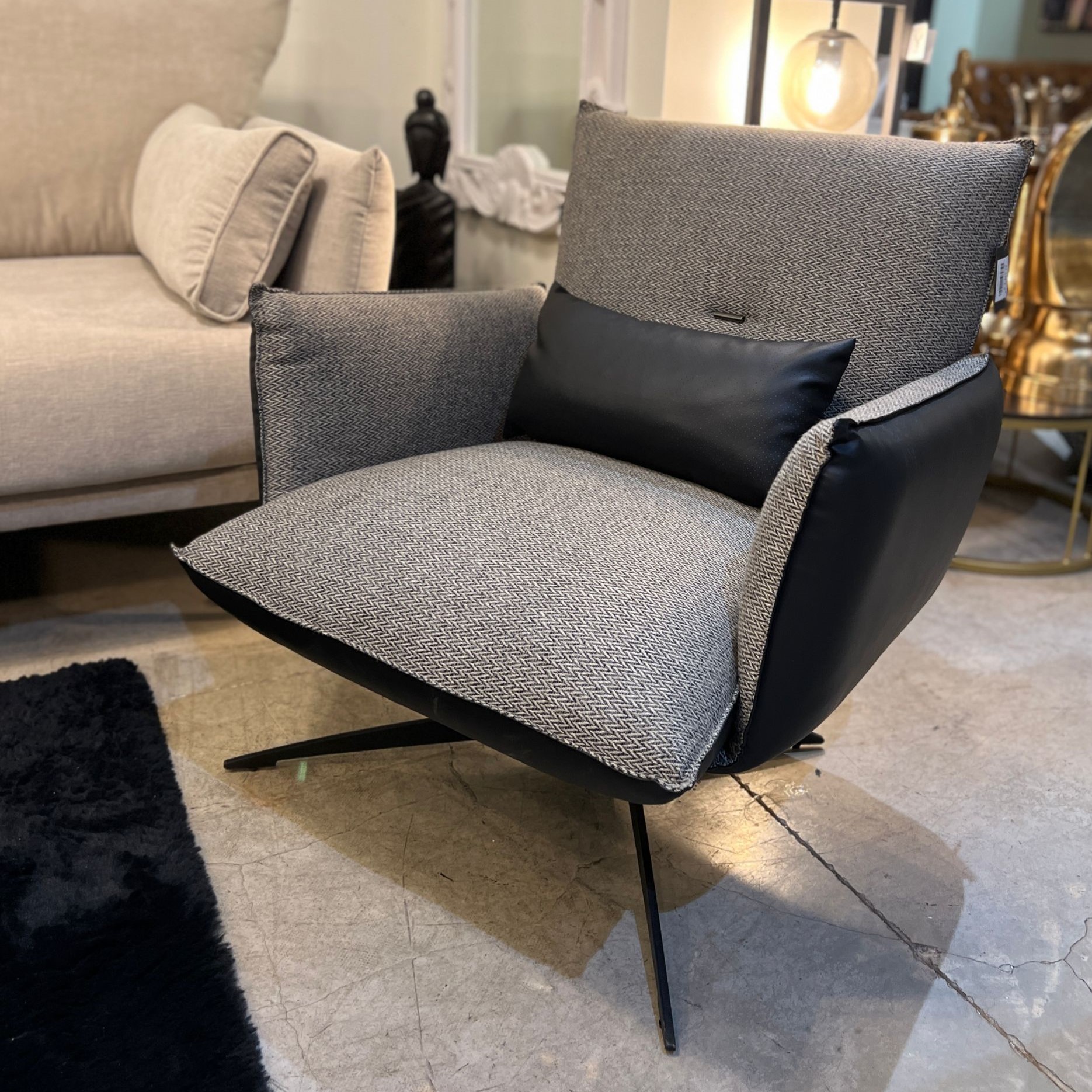 כורסא מסתובבת גב שחור אריג זיגזג אפור הוגו דגם קימי