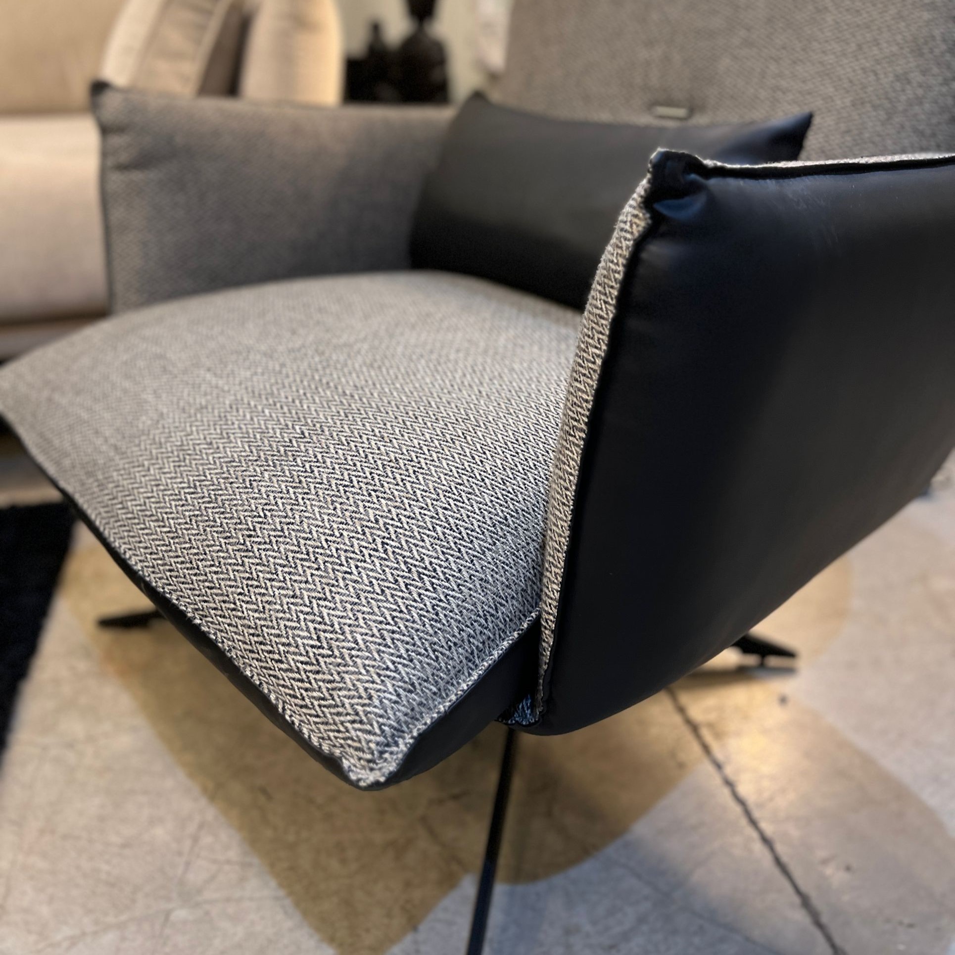 כורסא מסתובבת גב שחור אריג זיגזג אפור הוגו דגם קימי