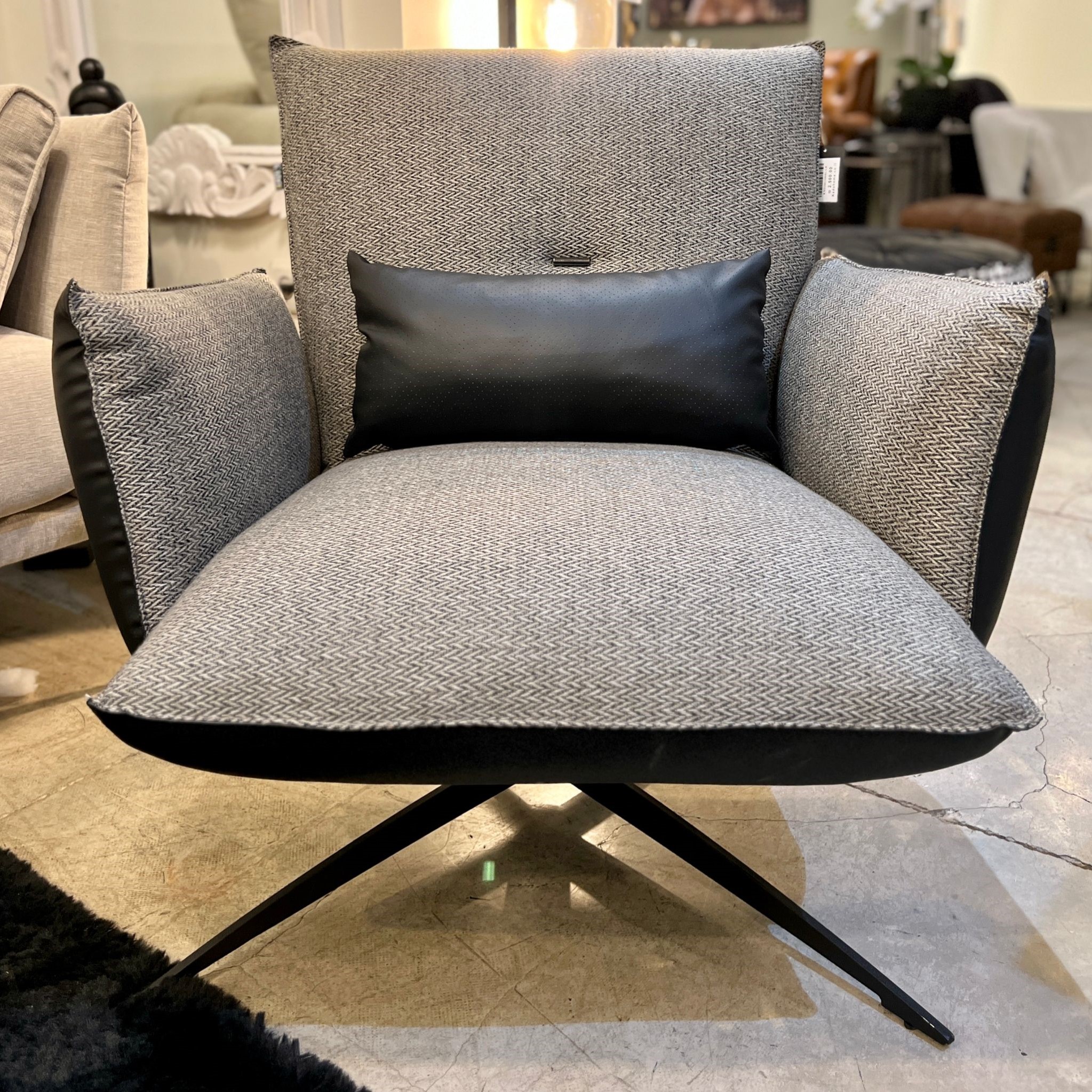 כורסא מסתובבת גב שחור אריג זיגזג אפור הוגו דגם קימי