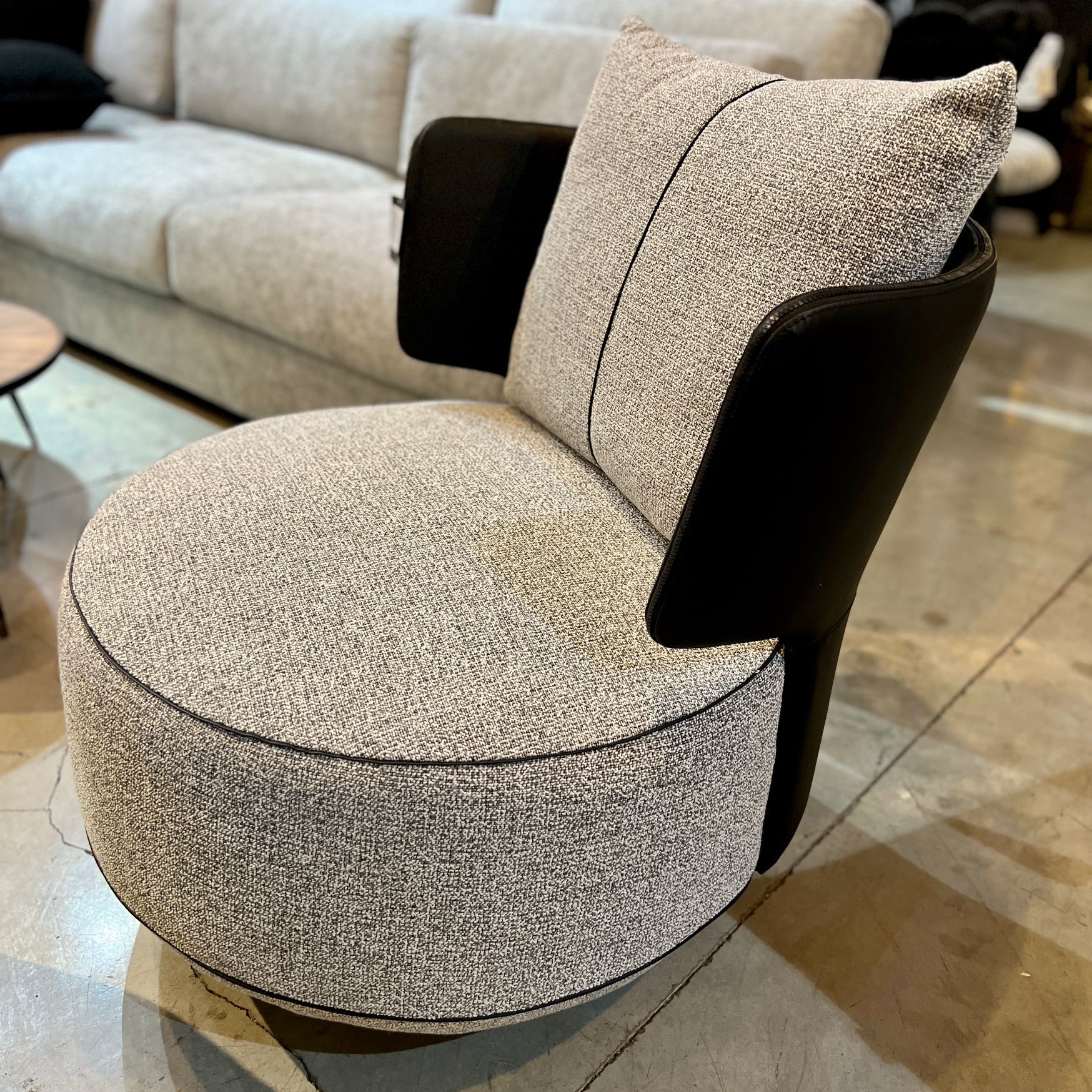 כורסא מסתובבת רולקס דגם קימי גב שחור מושב אריג שחור לבן