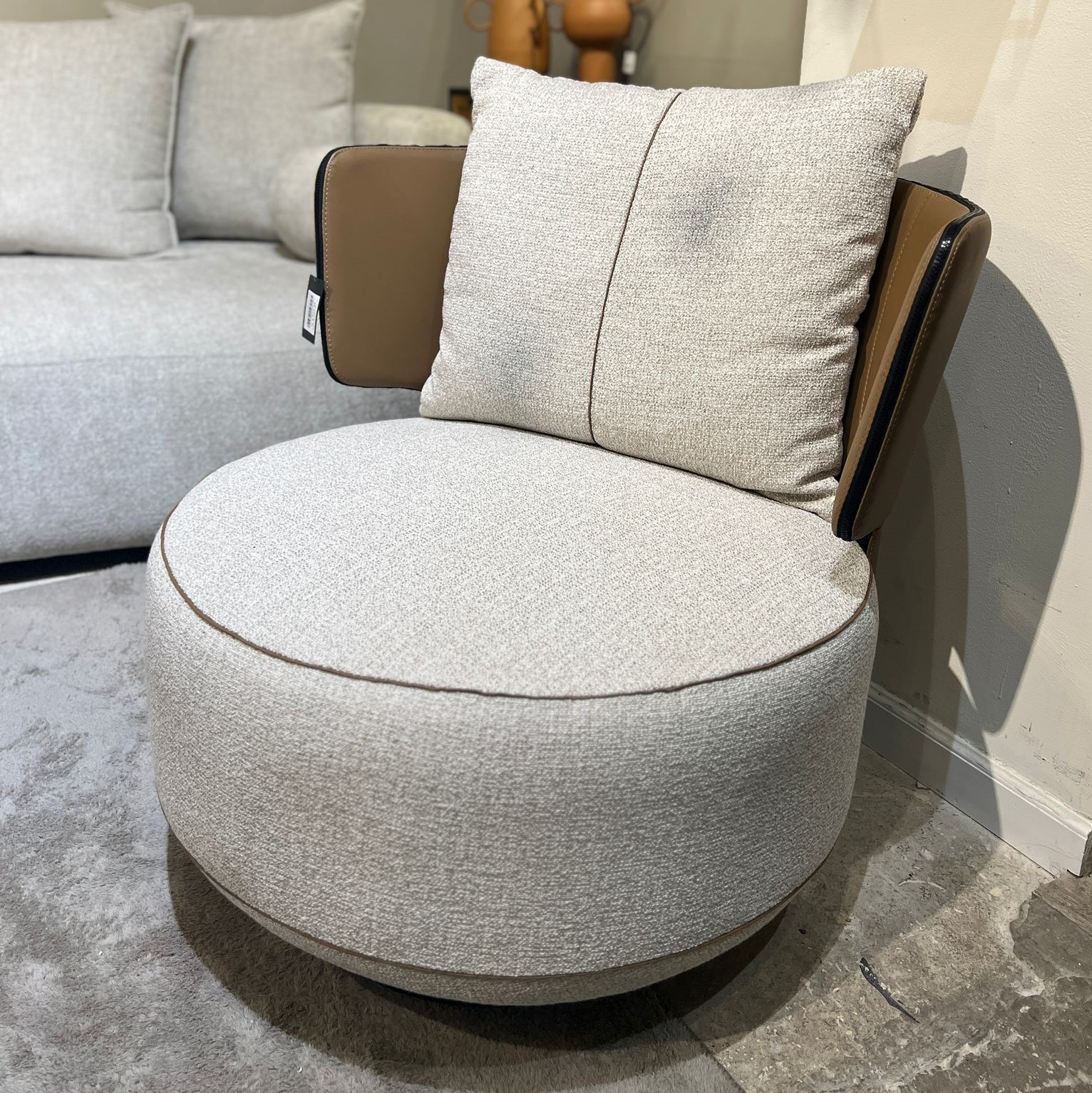 כורסא מסתובבת רולקס דגם קימי גב כאמל מושב אריג בז