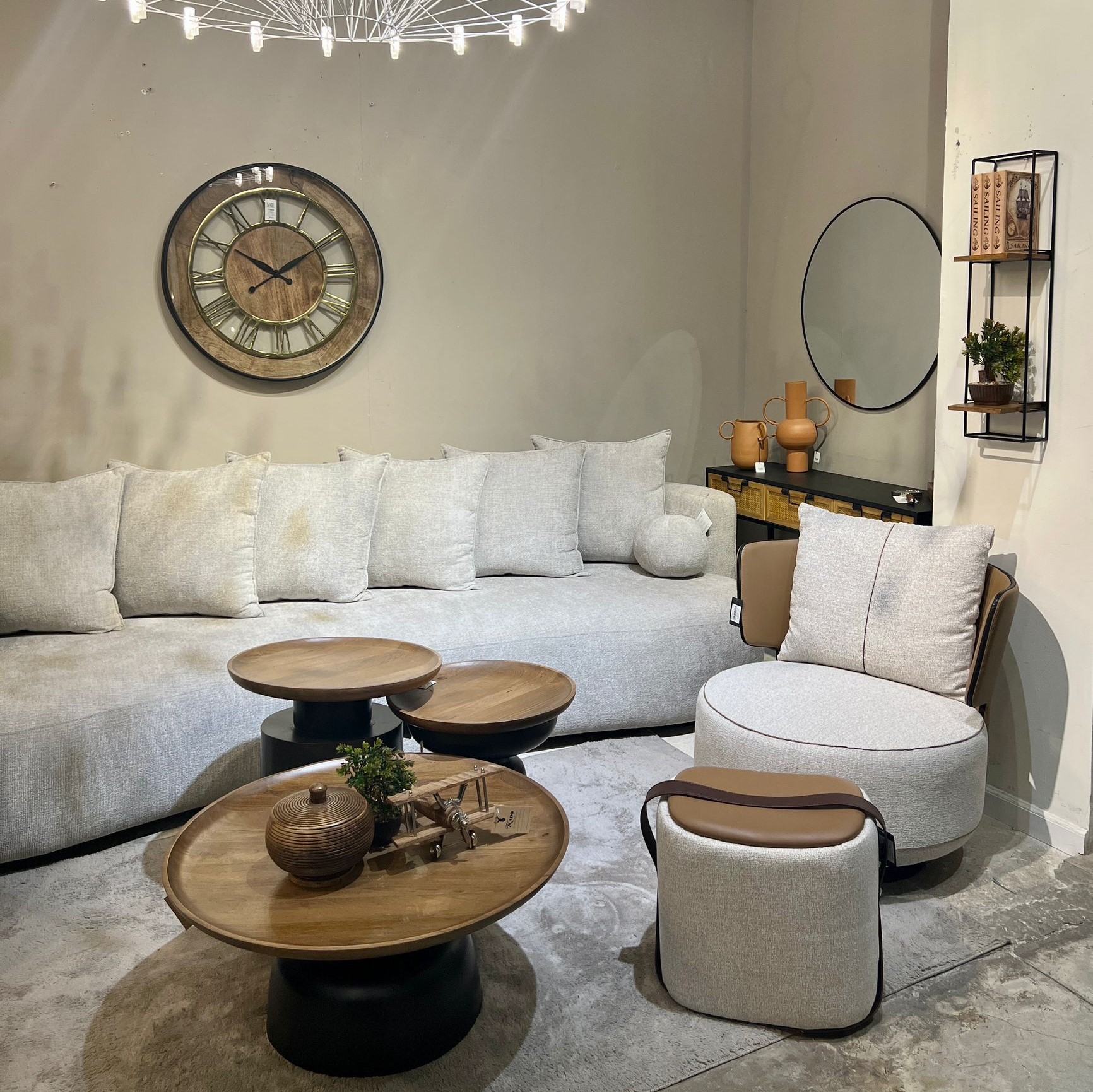 כורסא מסתובבת רולקס דגם קימי גב כאמל מושב אריג בז