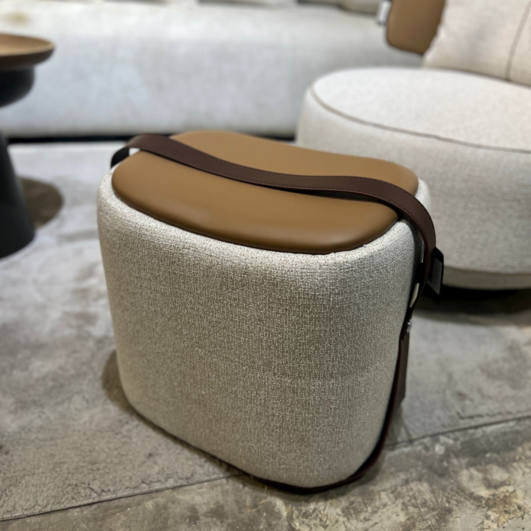 הדום רולקס דגם קימי ידית ומושב עור כאמל אריג בז הדום רולקס דגם קימי ידית ומושב עור כאמל אריג בז