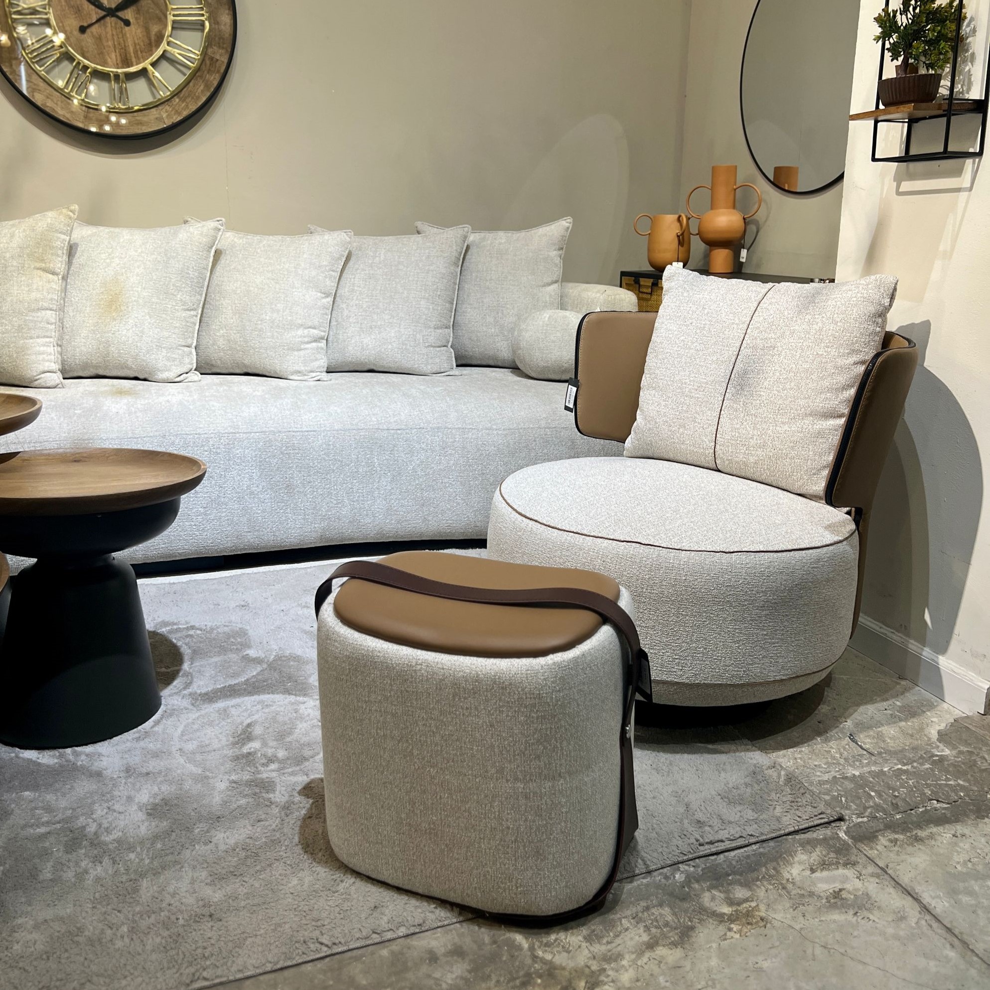 כורסא מסתובבת רולקס דגם קימי גב כאמל מושב אריג בז