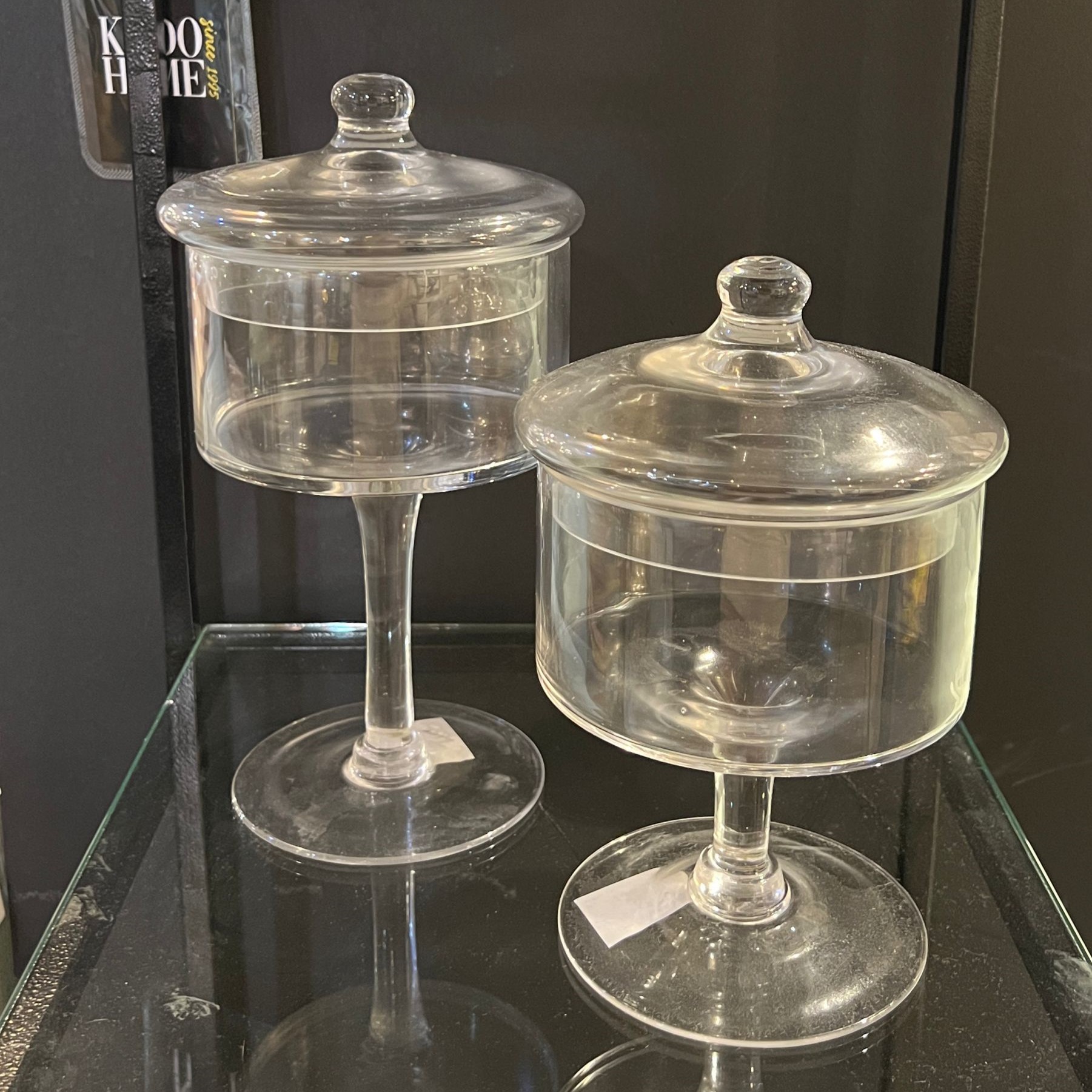 כלי זכוכית עוגיות על רגל עם מכסה דגם איקו כלי זכוכית עוגיות על רגל עם מכסה דגם איקו