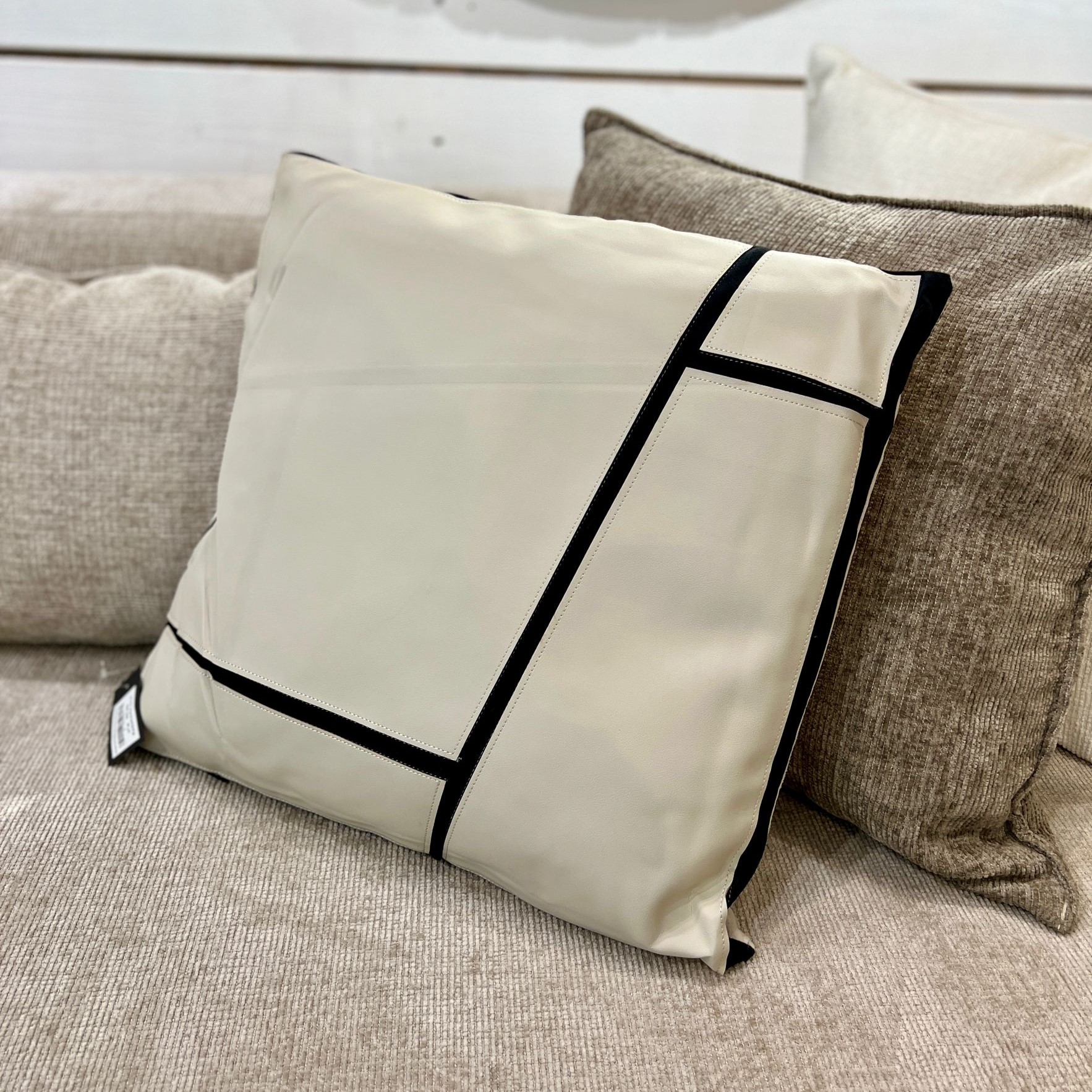 כרית מרובעת דמוי עור בז חיתוך כהה דגם איקו כרית מרובעת דמוי עור בז חיתוך כהה דגם איקו