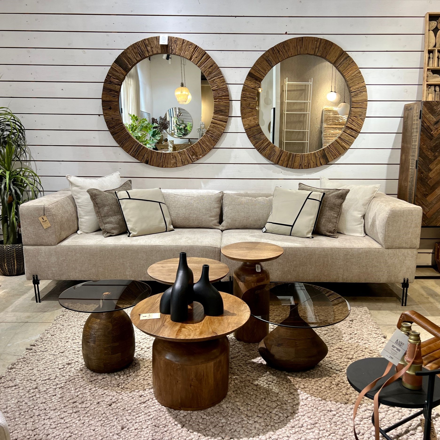 כרית מרובעת דמוי עור בז חיתוך כהה דגם איקו כרית מרובעת דמוי עור בז חיתוך כהה דגם איקו