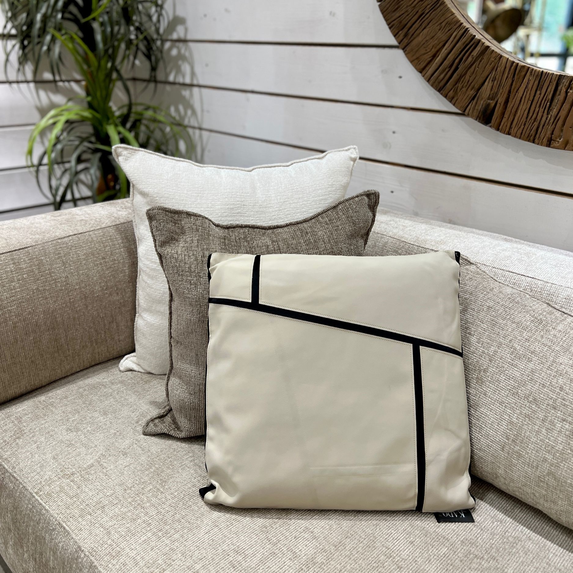 כרית מרובעת דמוי עור בז חיתוך כהה דגם איקו כרית מרובעת דמוי עור בז חיתוך כהה דגם איקו