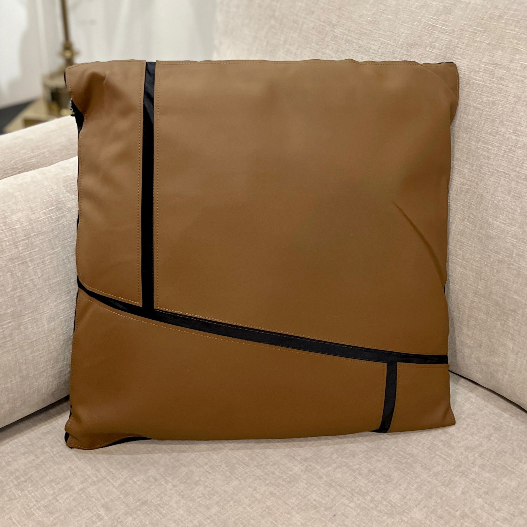 כרית מרובעת דמוי עור כאמל חיתוך כהה דגם איקו כרית מרובעת דמוי עור כאמל חיתוך כהה דגם איקו