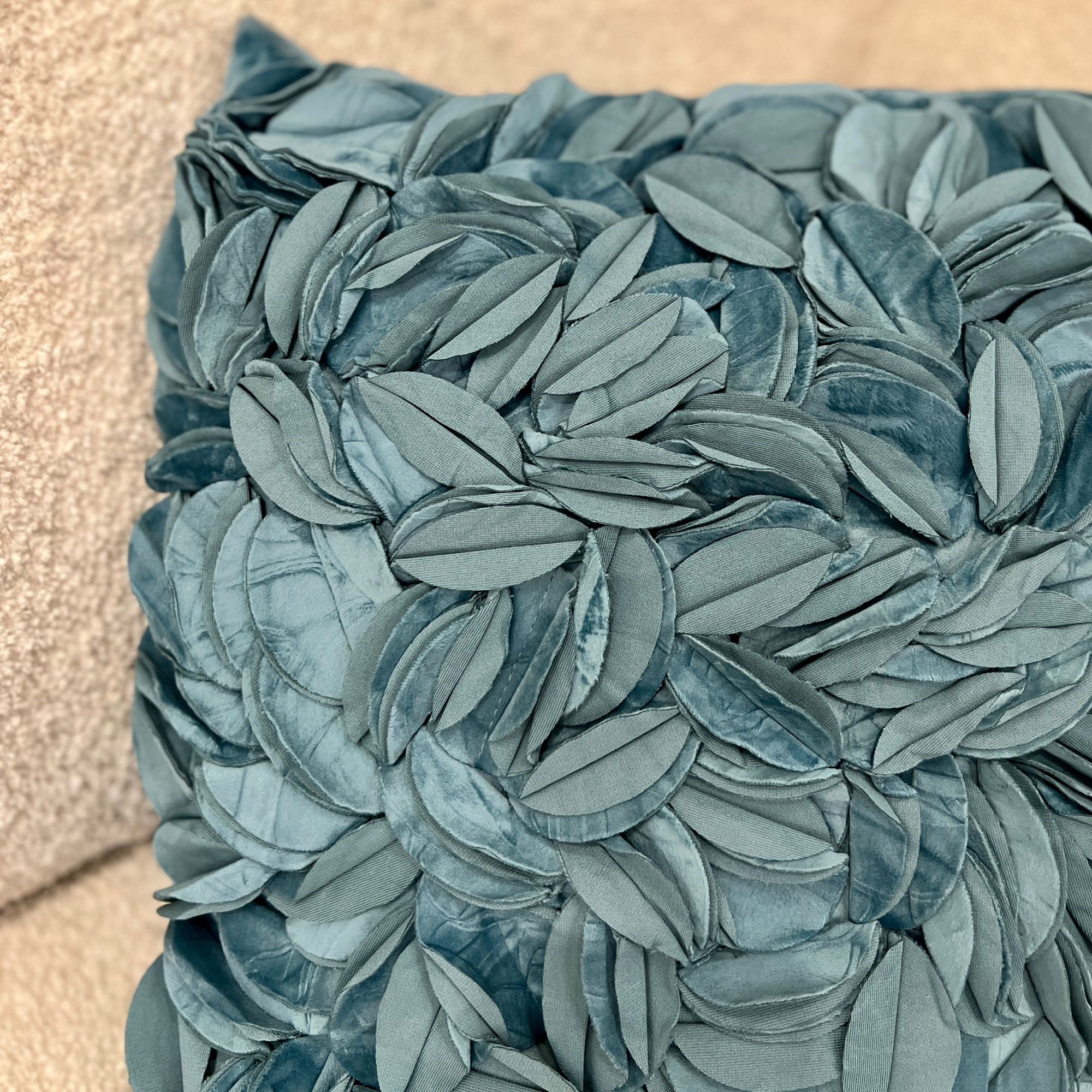 כרית מרובעת פרחים כחול עמוק דגם איקו כרית מרובעת פרחים כחול עמוק דגם איקו