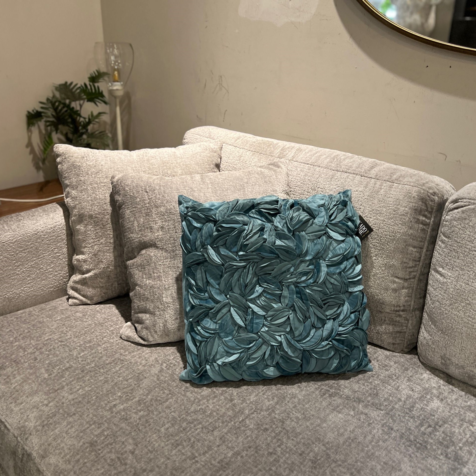 כרית מרובעת פרחים כחול עמוק דגם איקו כרית מרובעת פרחים כחול עמוק דגם איקו